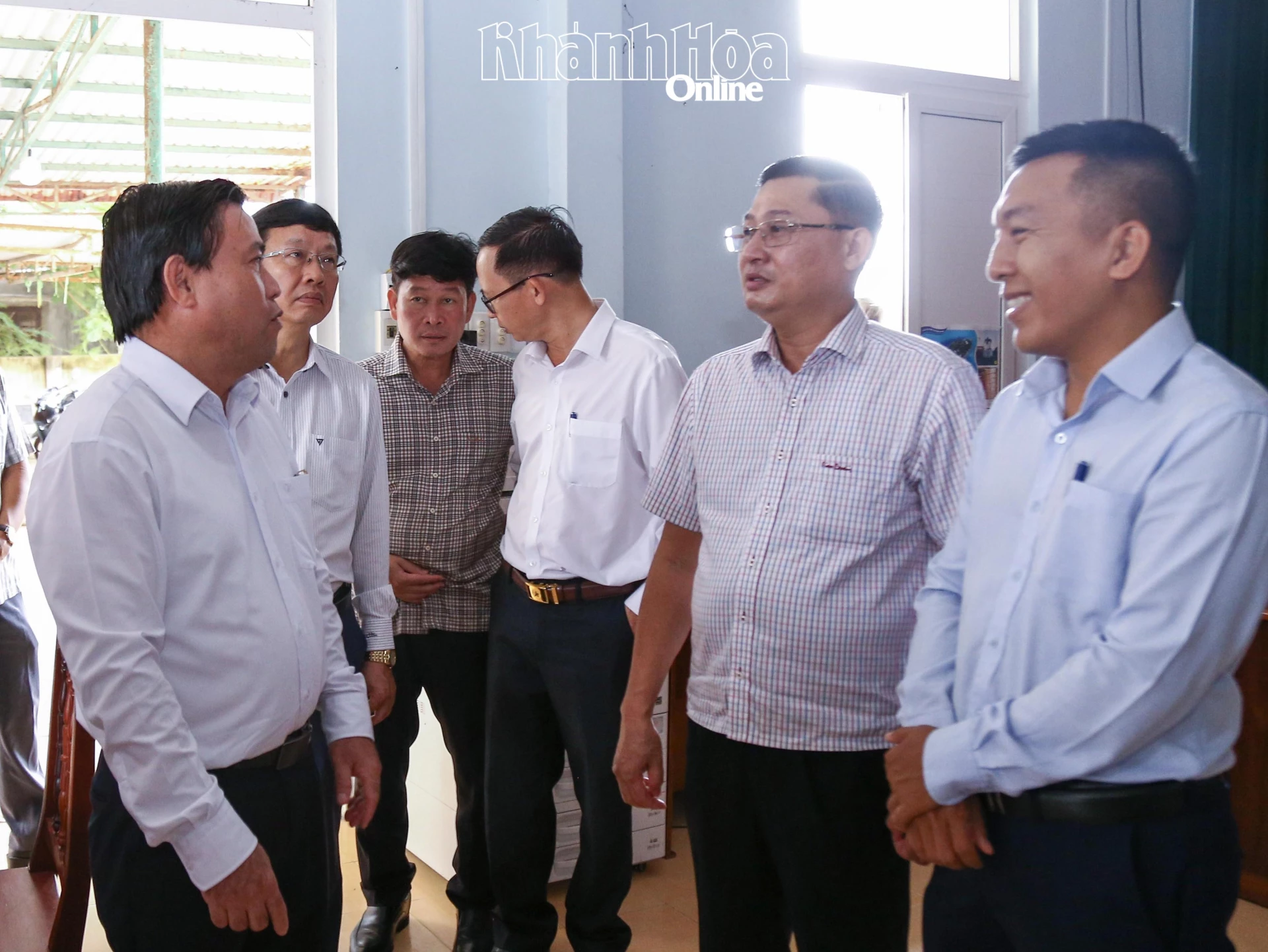 Ông Nguyễn Minh Tuấn - Chủ tịch UBND xã Phước Dinh trao đổi với lãnh đạo tỉnh về công tác bồi thường, giải phóng mặt bằng dự án Nhà máy Điện hạt nhân Ninh Thuận 1