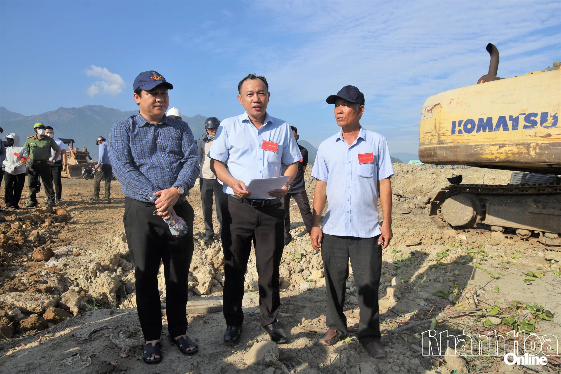 Đại diện phường Nam Nha Trang công bố quyết định cưỡng chế thu hồi đất của ông N.V.L.