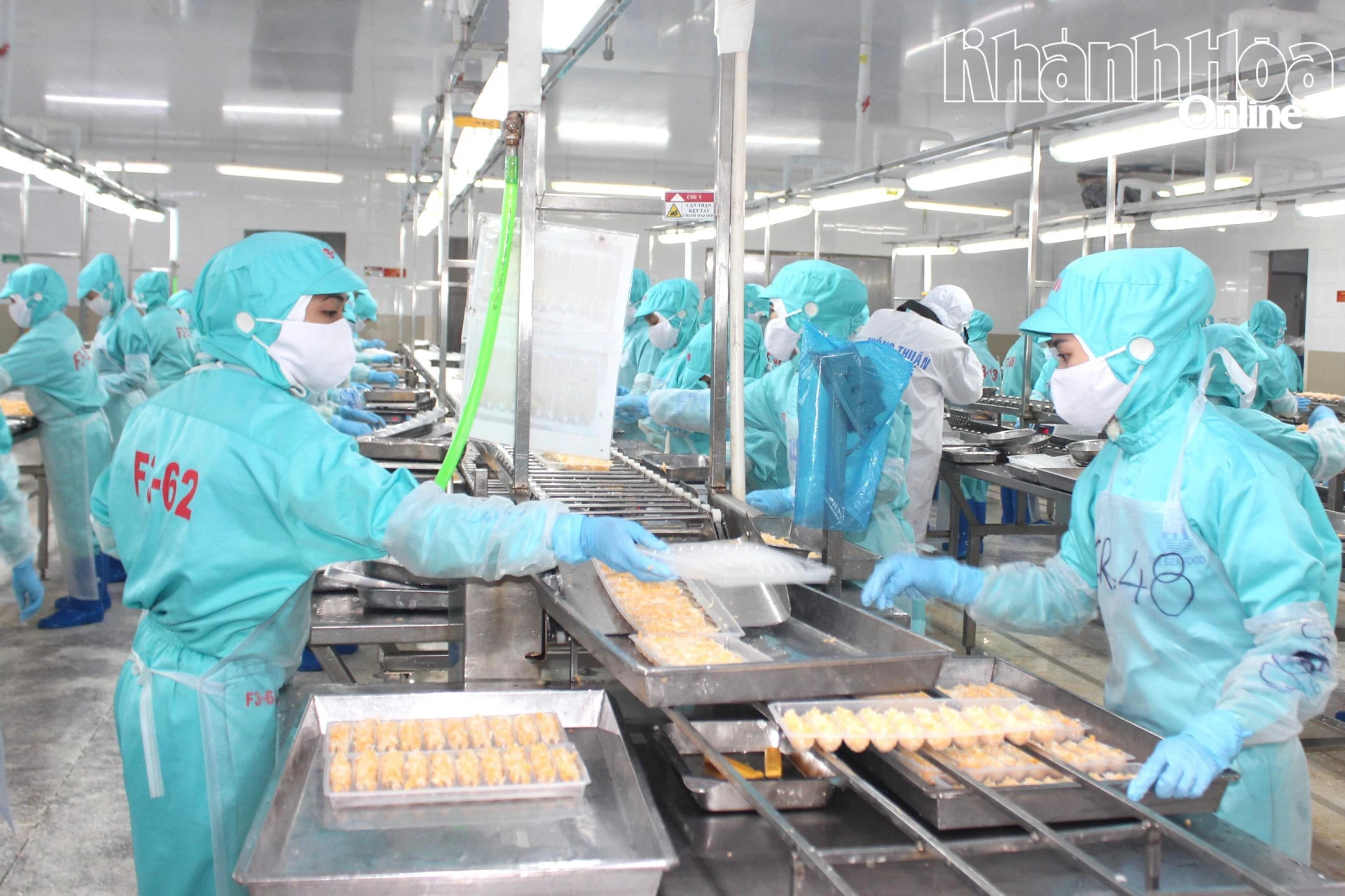 Giờ làm việc của công nhân ở một doanh nghiệp chế biến thủy sản tại Khu Công nghiệp Suối Dầu.
