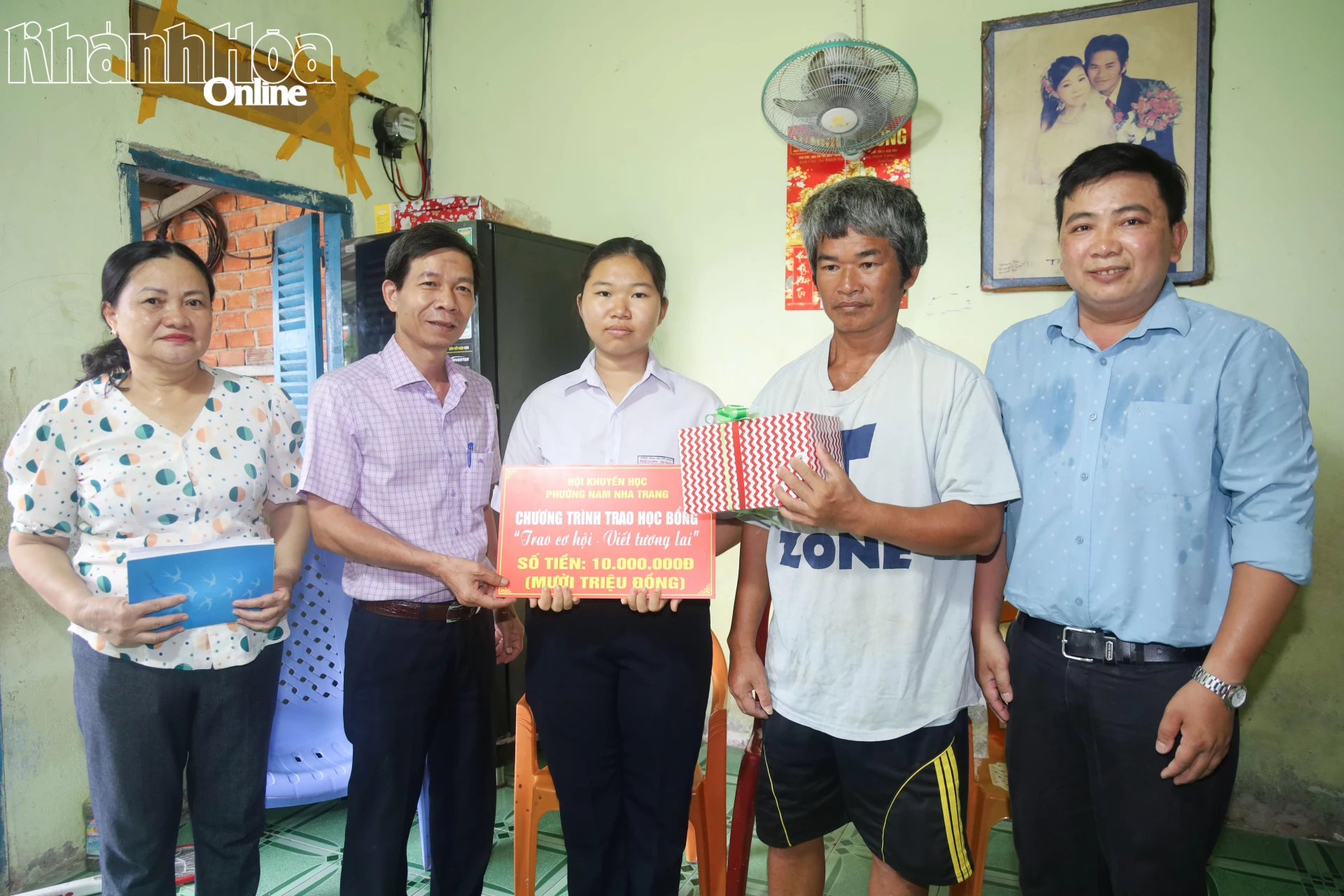 Ông Nguyễn Văn Minh – Phó Bí thư Đảng ủy, Chủ tịch UBND phường trao học bổng cho học sinh Phạm Nguyễn Bích Trân (tổ dân phố Thành Đạt).