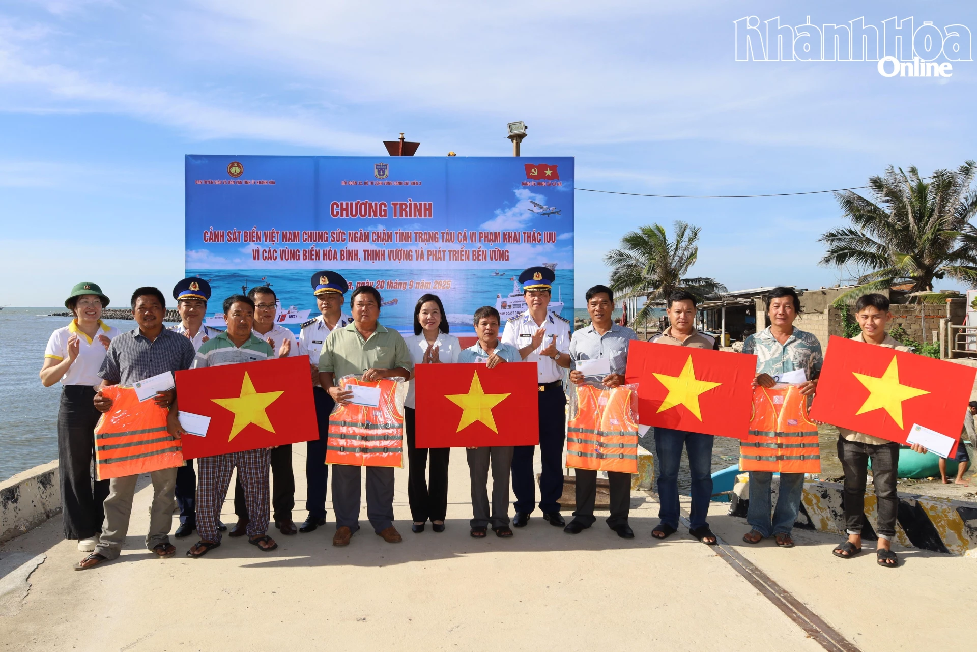 Hải đoàn Cảnh sát biển 32 và Ban Tuyên giáo và Dân vận Tỉnh ủy Khánh Hòa tặng cờ Tổ quốc và quà cho ngư dân xã Cà Ná (Ảnh minh họa).
