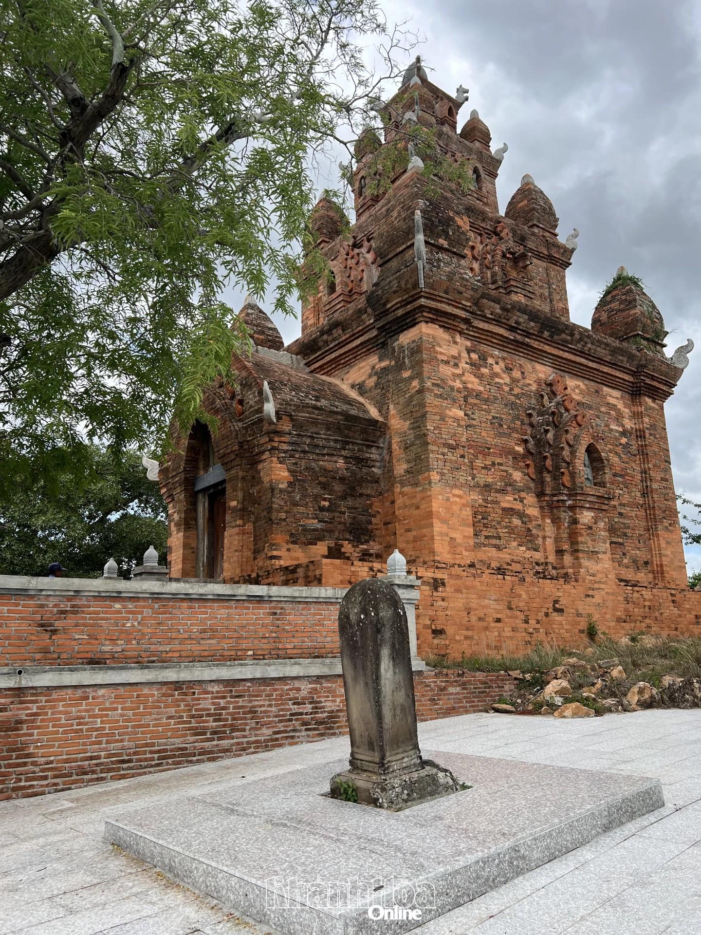 Tháp Pô Rô mê (xã Ninh Phước) tuyệt đẹp nhưng rất ít du khách đến tham quan.