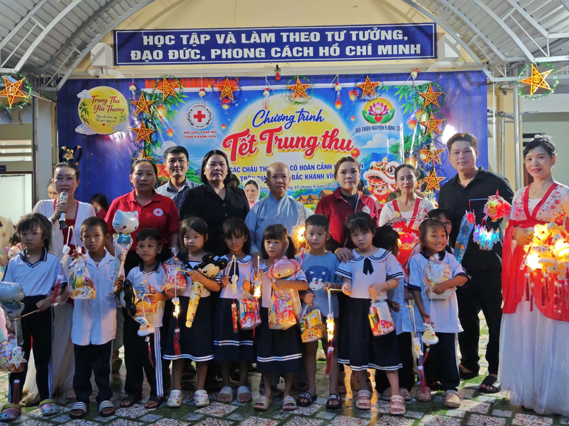 Ban tổ chức trao tặng quà cho các em tham gia chương trình.