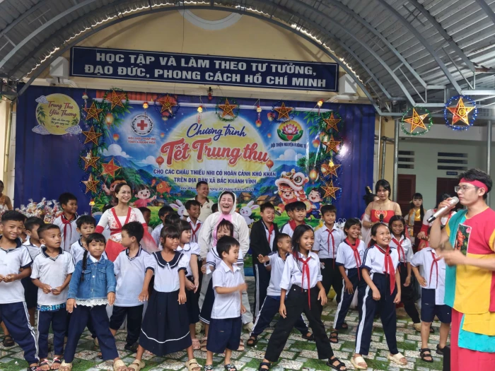 Tặng 300 suất quà Trung thu cho thiếu nhi xã Bắc Khánh Vĩnh