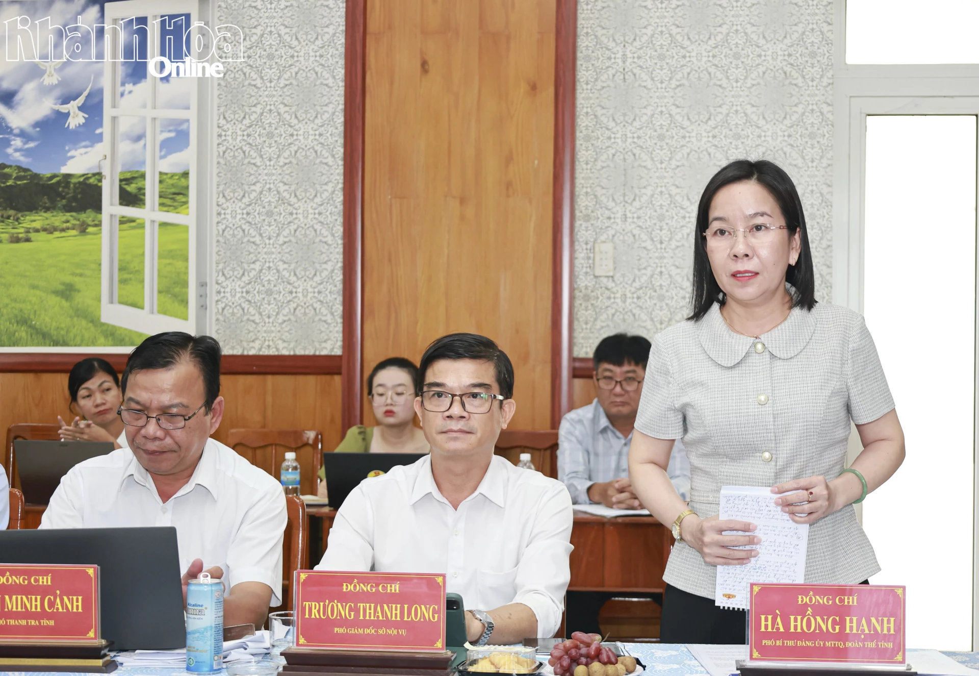 Đồng chí Hà Hồng Hạnh - Phó Bí thư Đảng ủy Mặt trận Tổ quốc, các đoàn thể tỉnh, Phó Trưởng đoàn kiểm tra phát biểu tại buổi làm việc. 