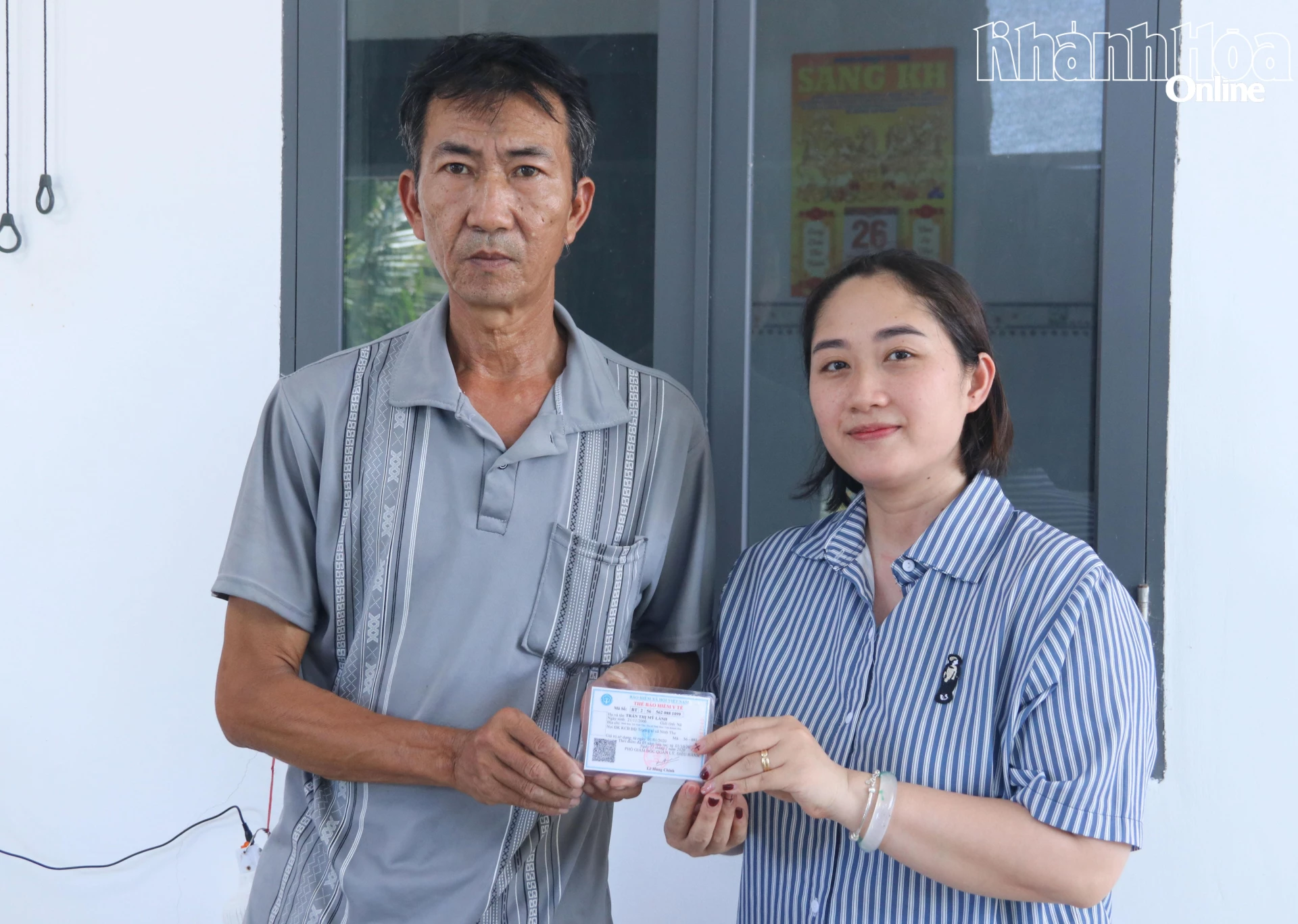 Bà Linh trao bảo hiểm y tế cho người dân mắc bệnh hiểm nghèo.