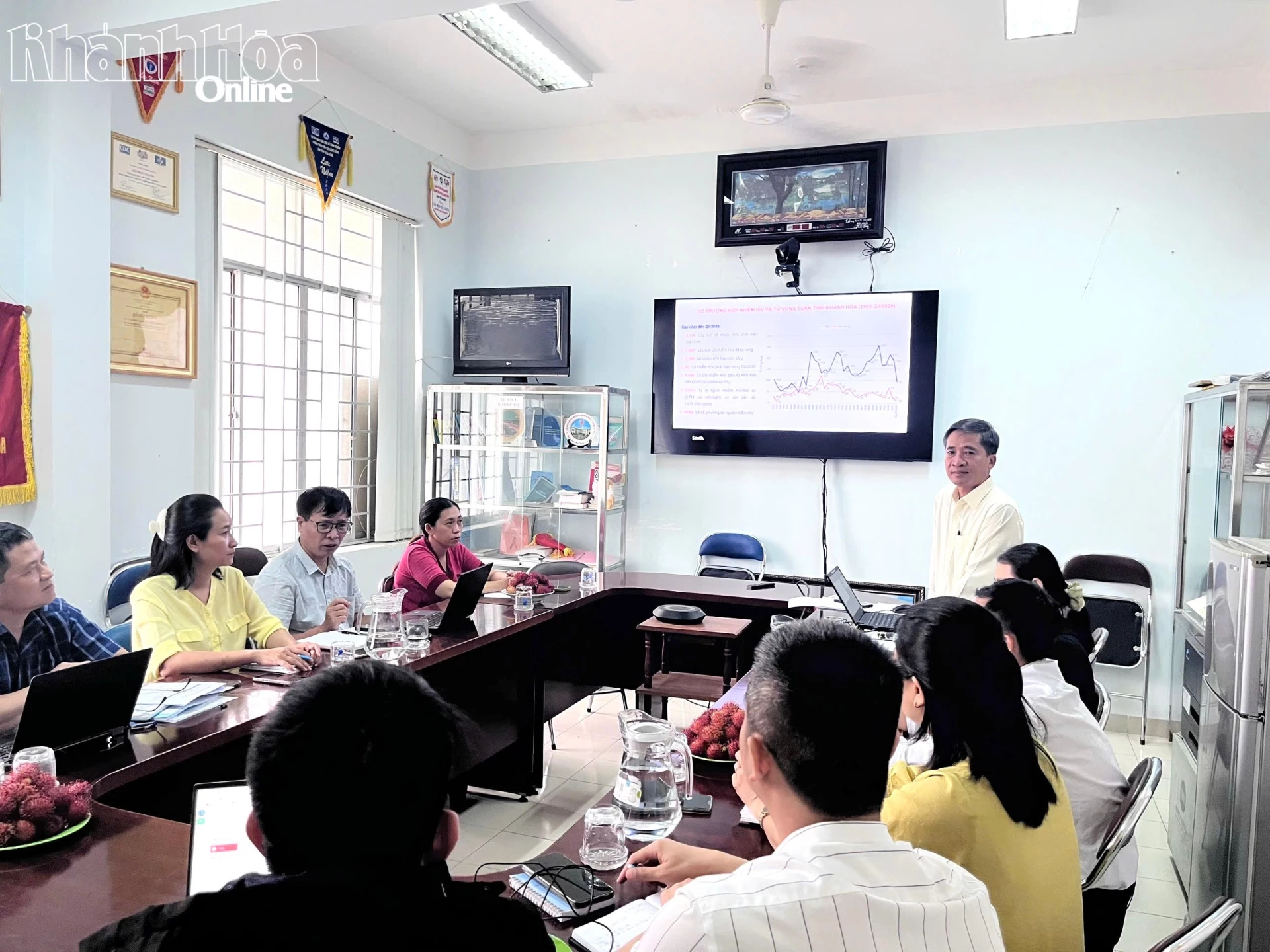 Đại diện Trung tâm Kiểm soát bệnh tật Khánh Hòa báo cáo kết quả triển khai dự án.