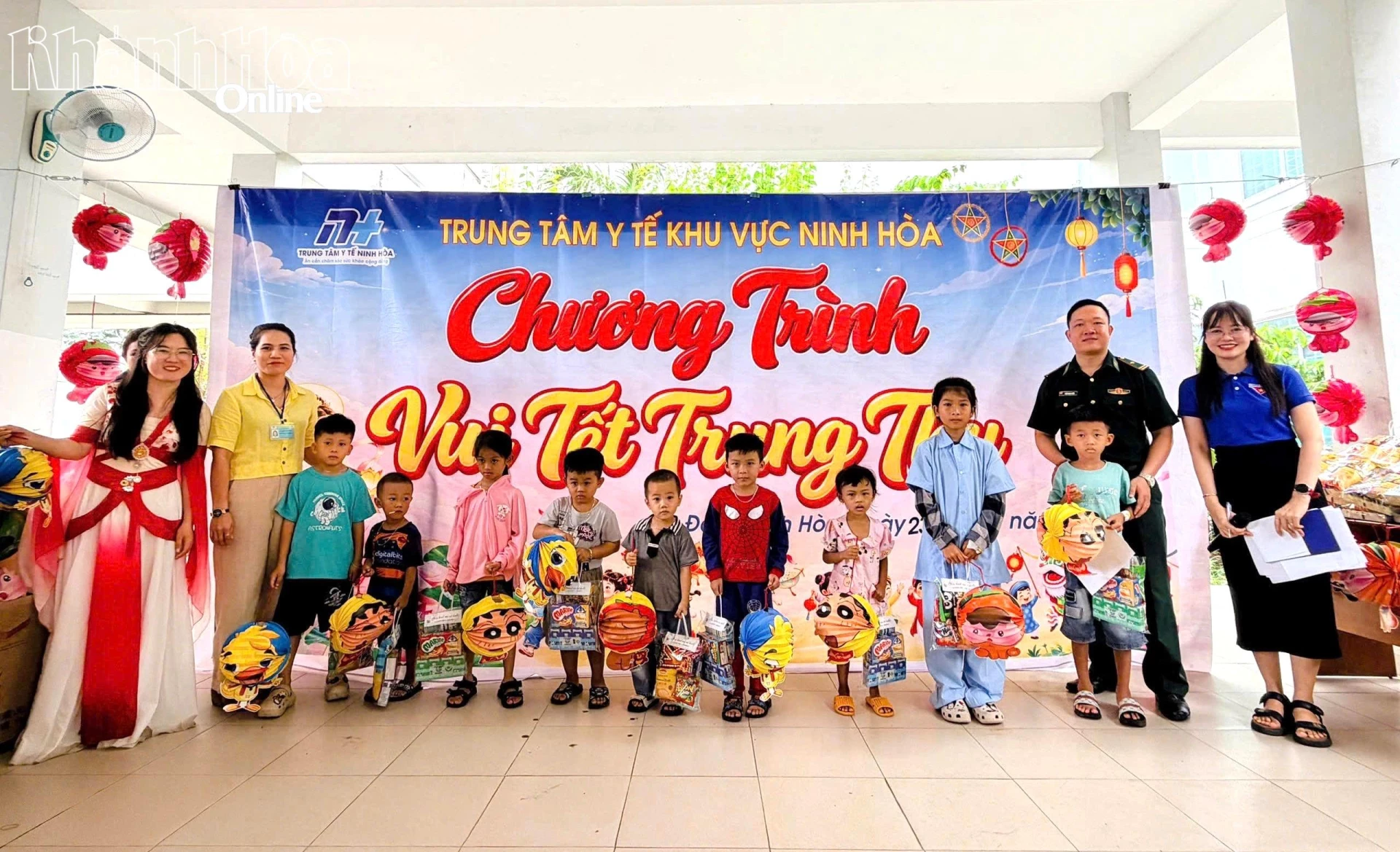 Các bệnh nhi nhận quà Trung thu từ chương trình.