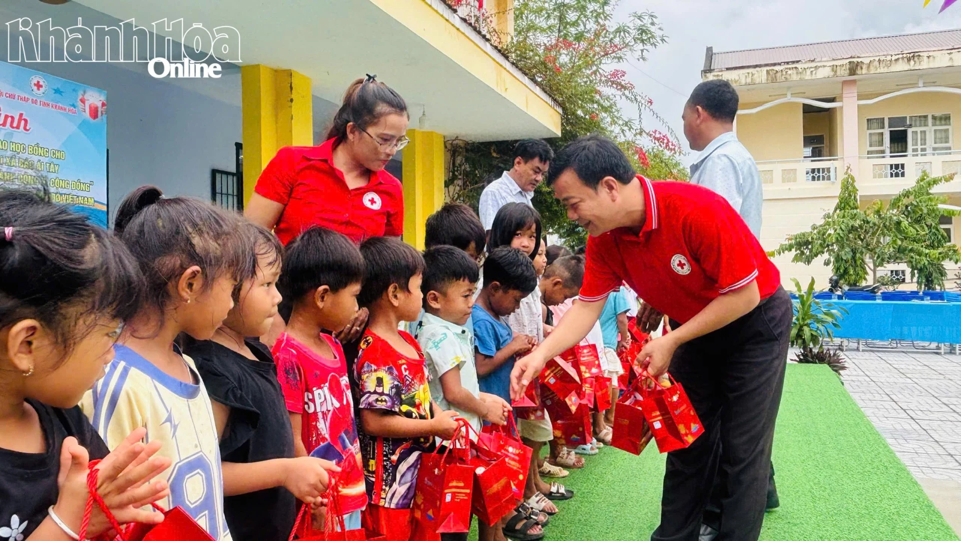 Các trẻ có hoàn cảnh khó khăn xã Bác Ái Tây nhận quà trung thu tại chương trình.