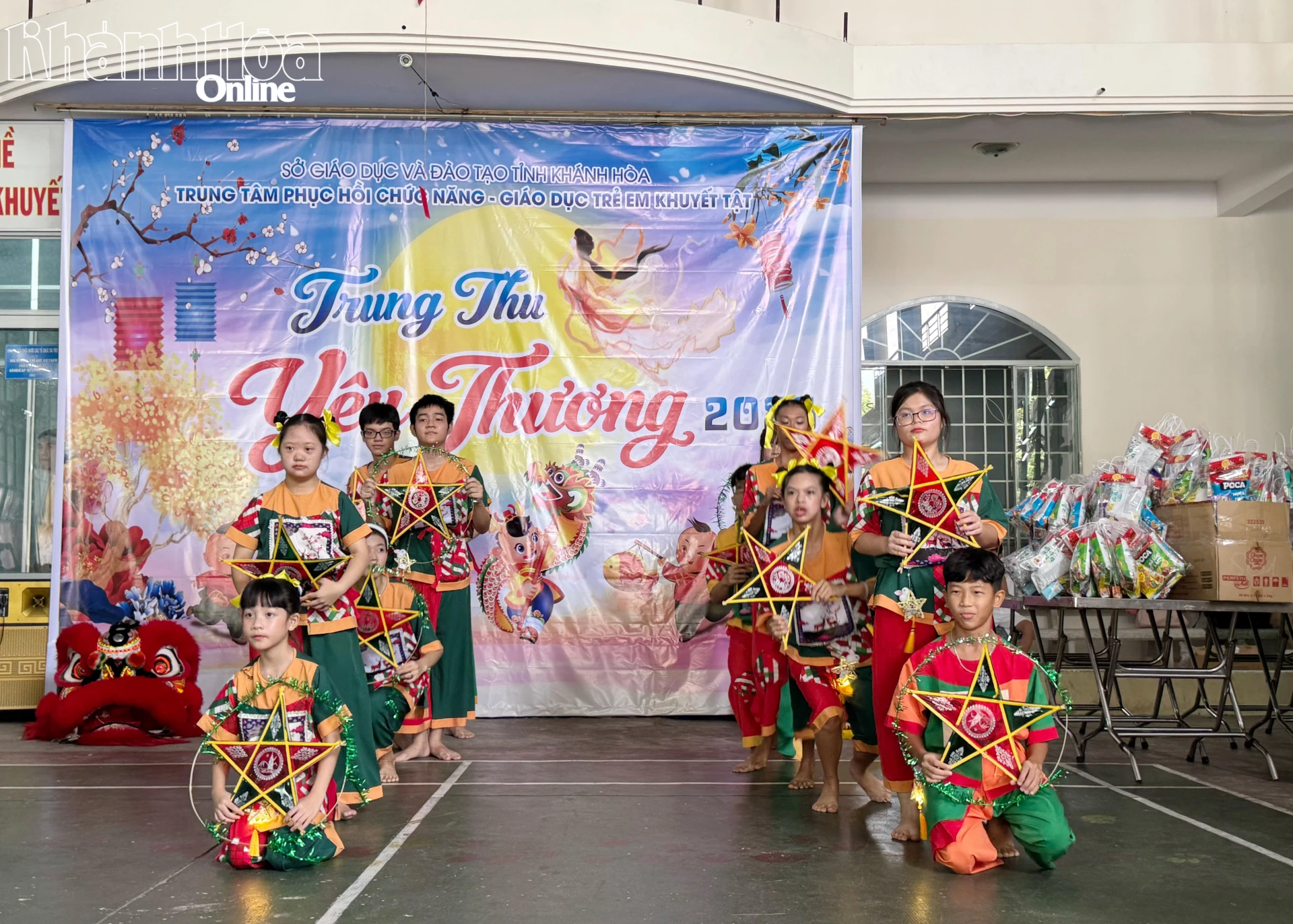 Trung tâm Phục hồi chức năng - Giáo dục trẻ em khuyết tật Khánh Hòa biểu diễn các tiết mục ca nhạc