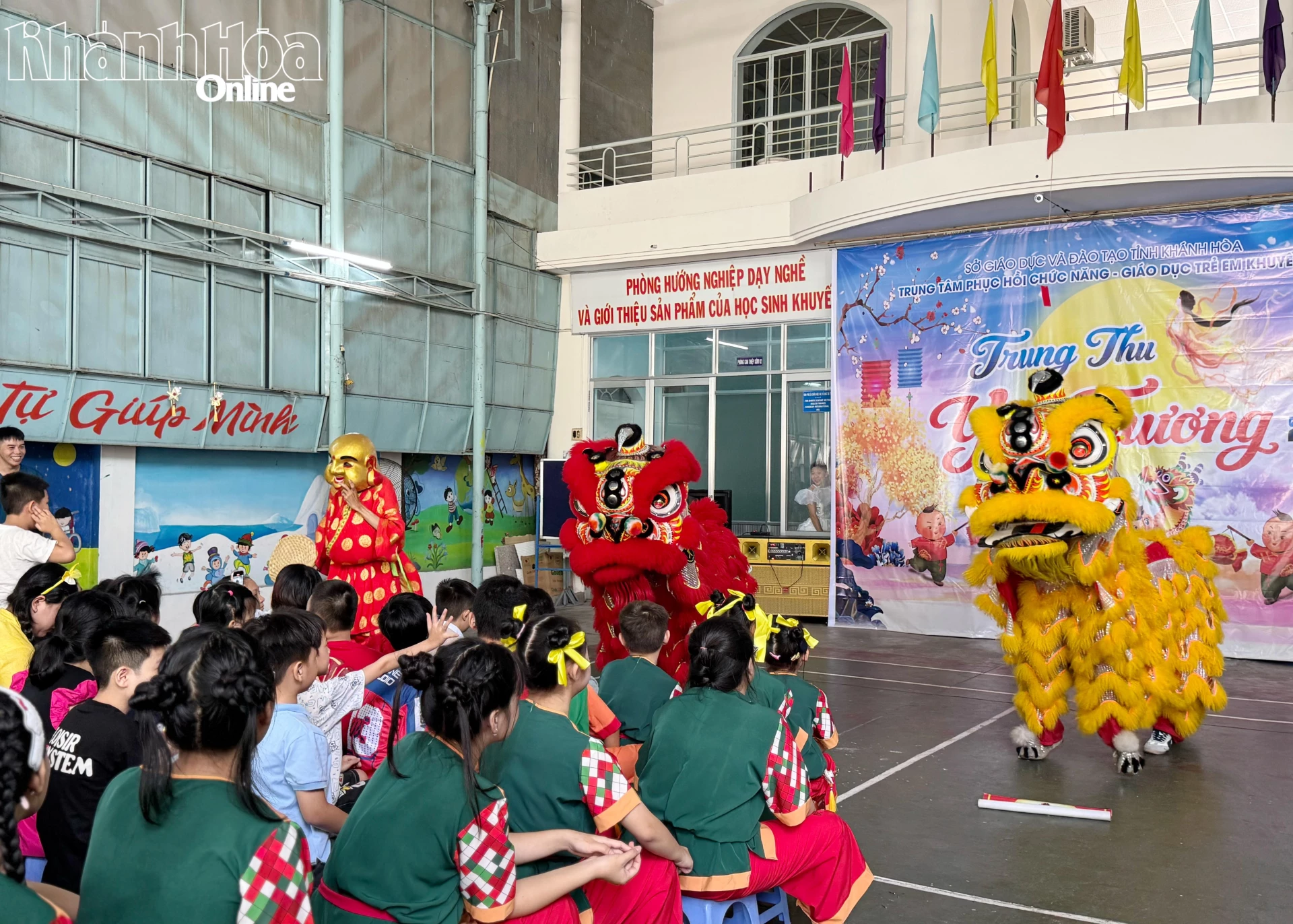 Tại chương trình các em được xem múa lân