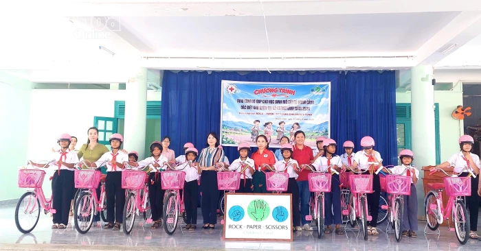 Tổ chức phi chính phủ Rock Paper Scissors Children's Fund tặng 20 xe đạp cho học sinh xã Khánh Vĩnh