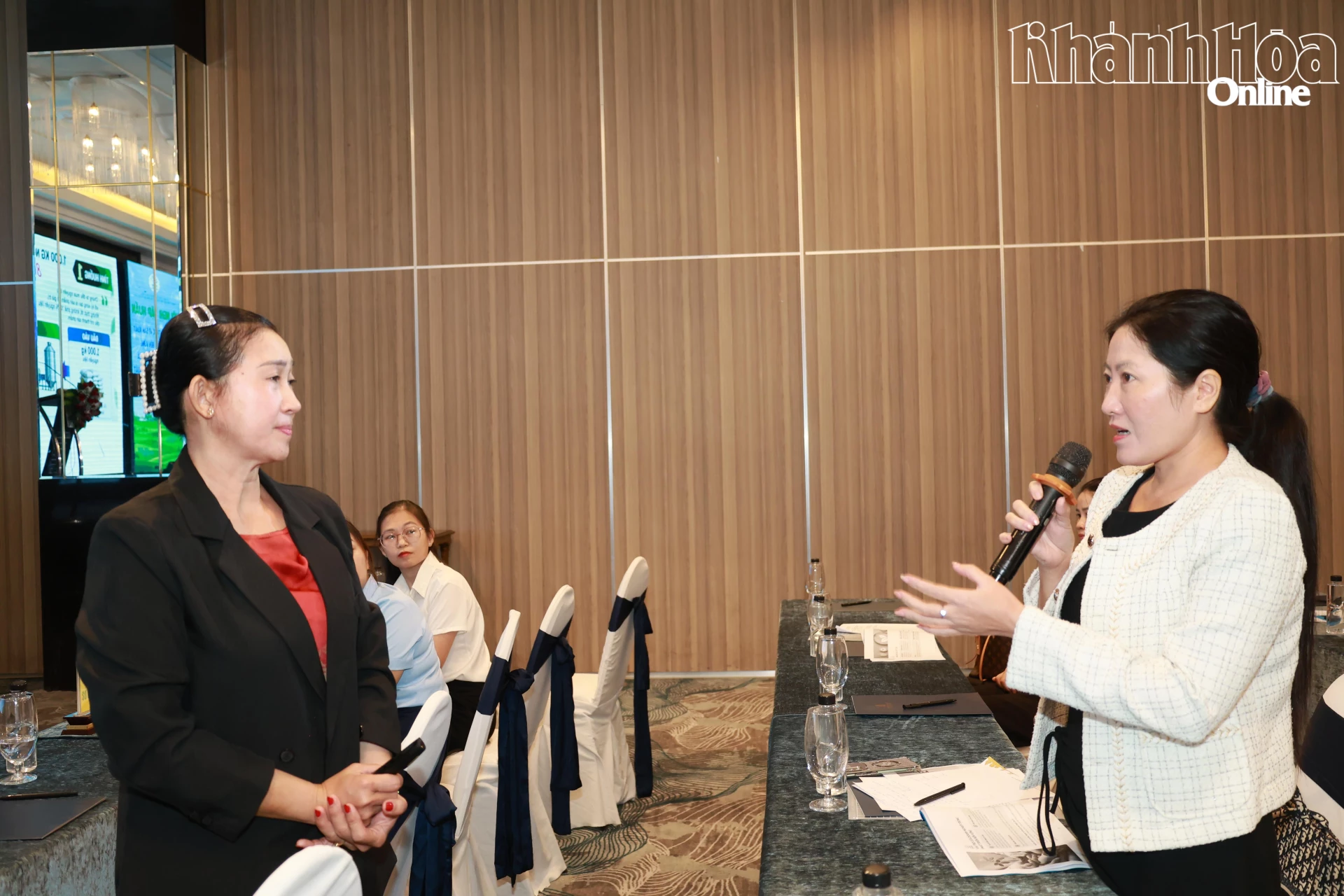 Đại biểu phát biểu trao đội tại hội nghị.