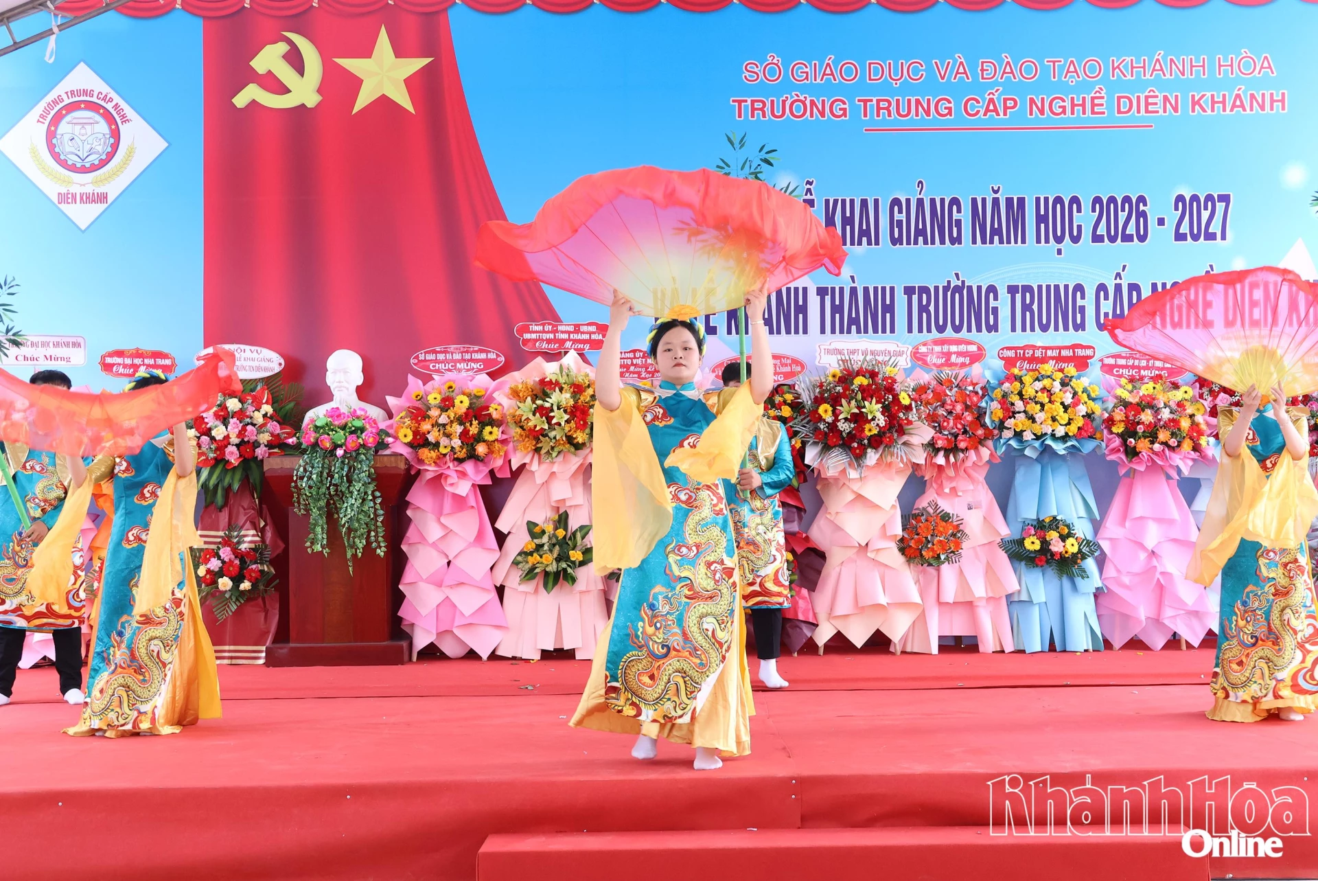 Một tiết mục văn nghệ trước lễ khai giảng năm học mới.
