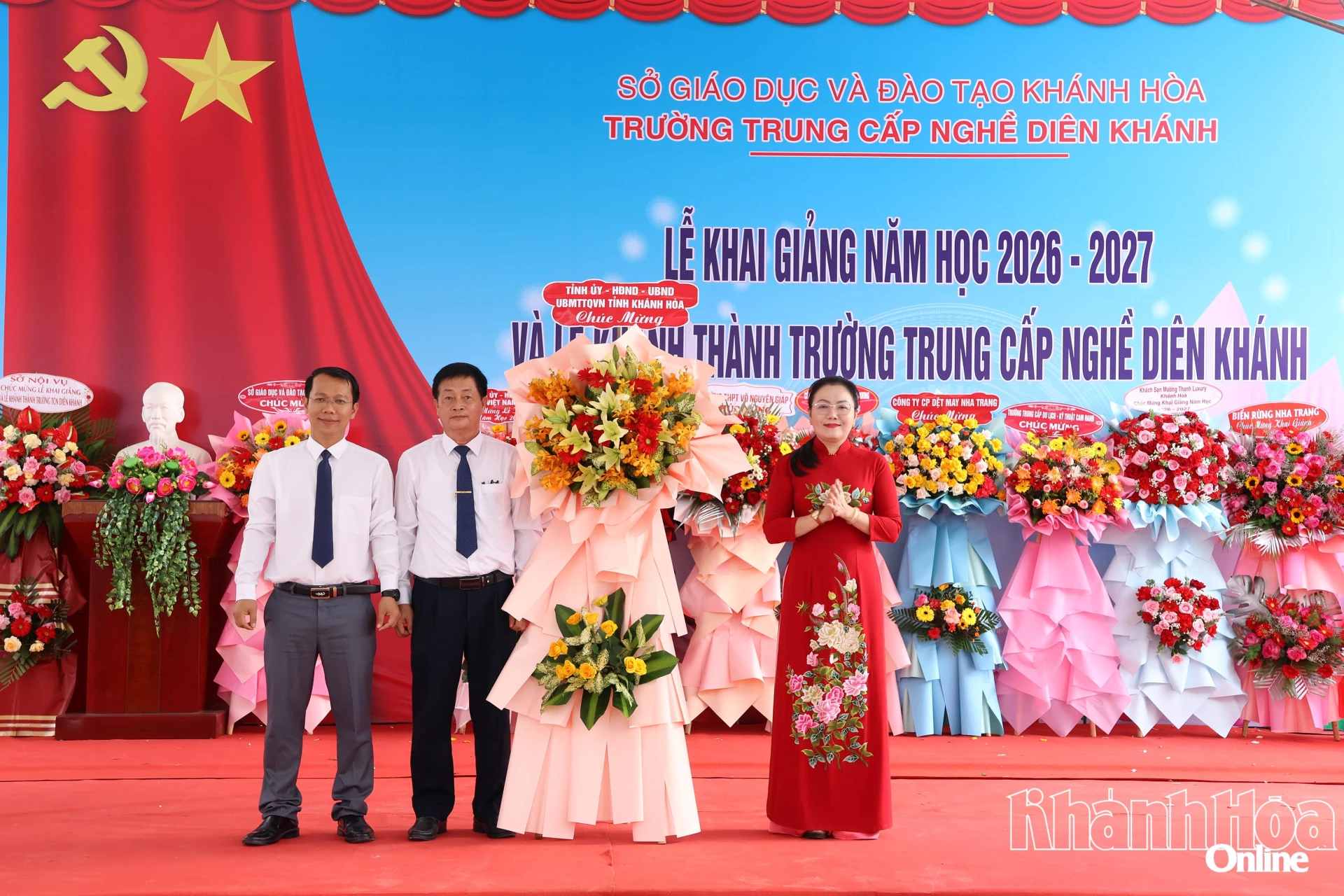 Phó Chủ tịch HĐND tỉnh Phạm Thị Xuân Trang tặng hoa chúc mừng nhà trường.
