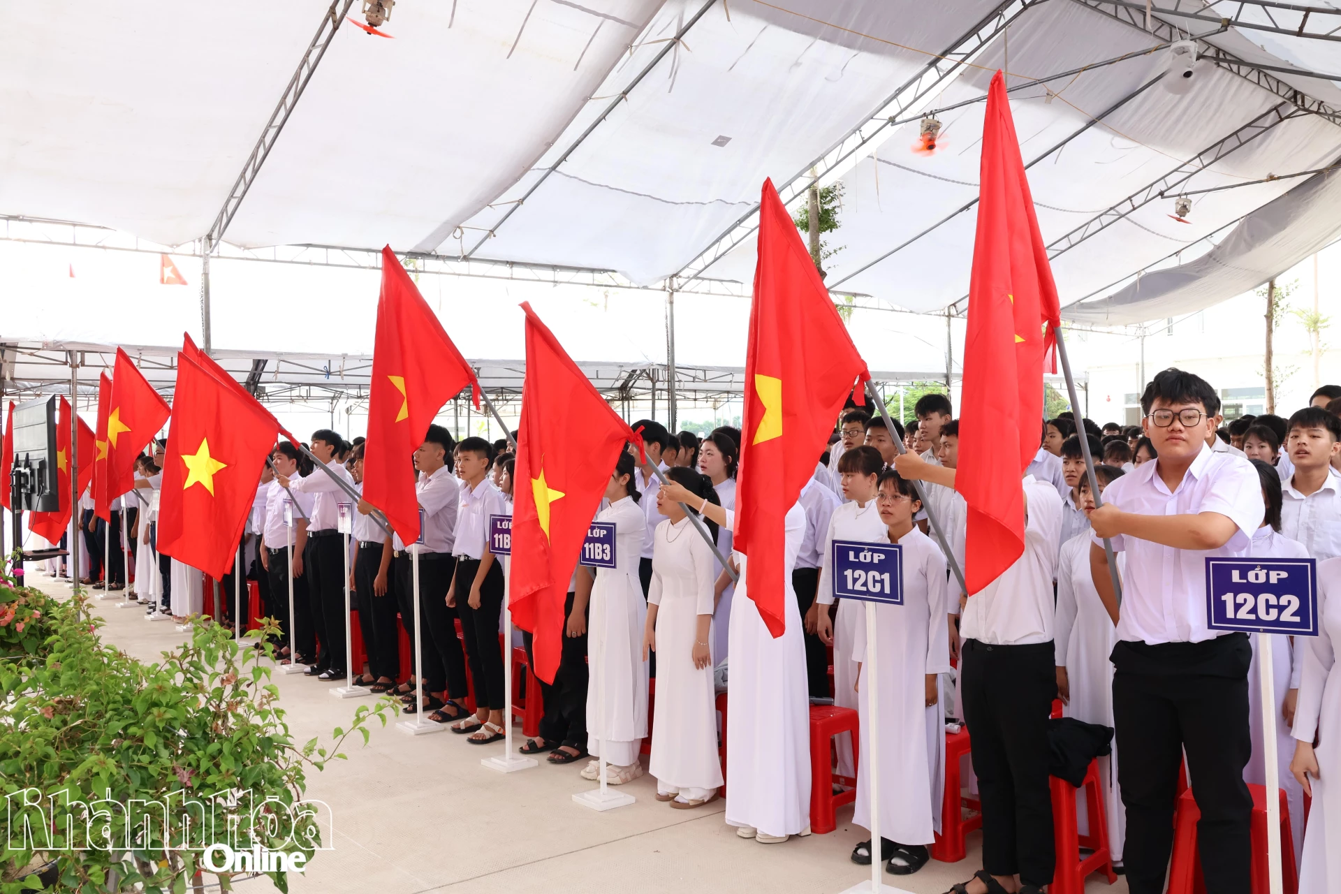 Các em học sinh thực hiện nghi thức chào cờ.