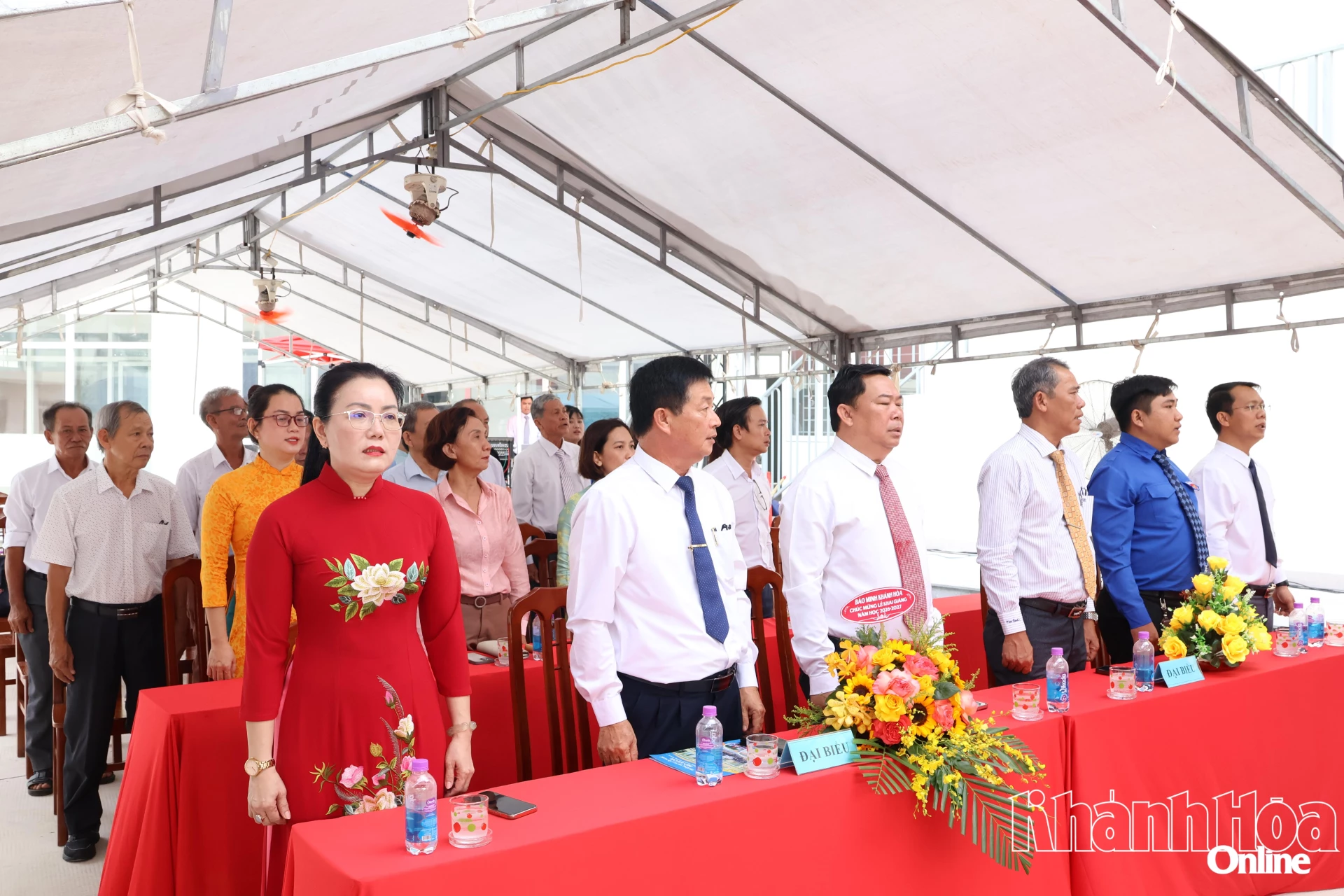 Các đại biểu thực hiện nghi thức chào cờ.
