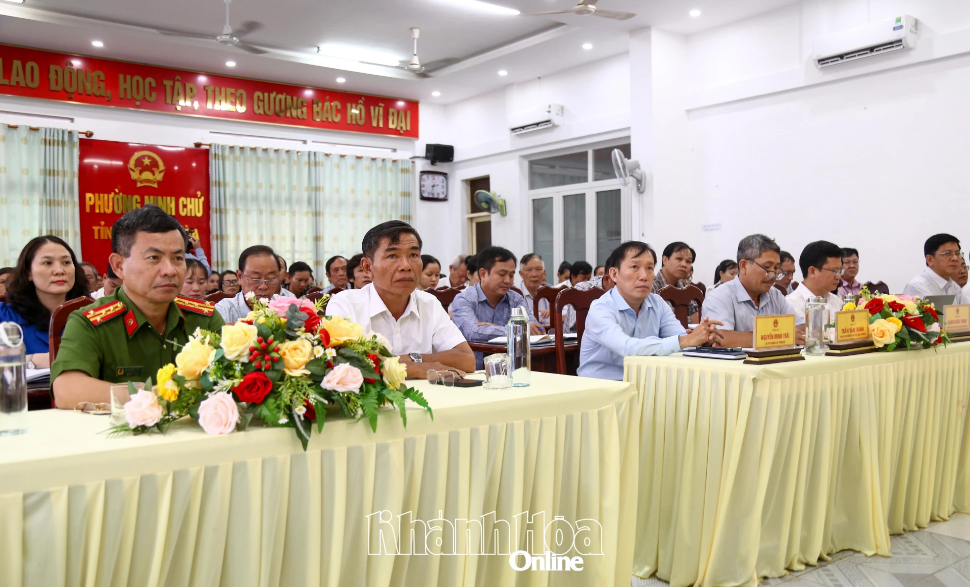 Lãnh đạo một số sở, ngành, phường Ninh Chử và cử tri tham dự buổi tiếp xúc