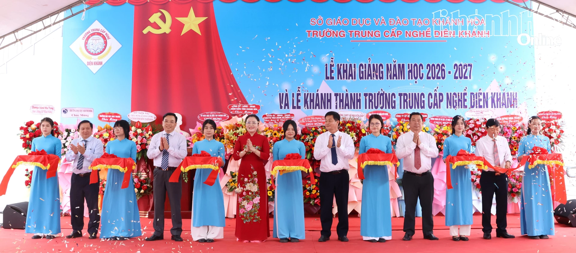 Phó Chủ tịch HĐND tỉnh Phạm Thị Xuân Trang cùng các đại biểu cắt băng khánh thành.
