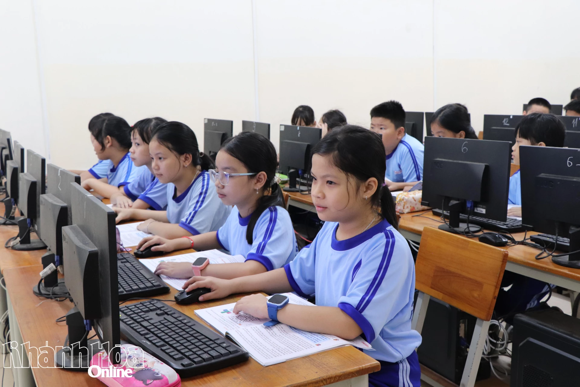Giờ học môn Tin học của học sinh Trường Tiểu học Nha Trang, trường chính.