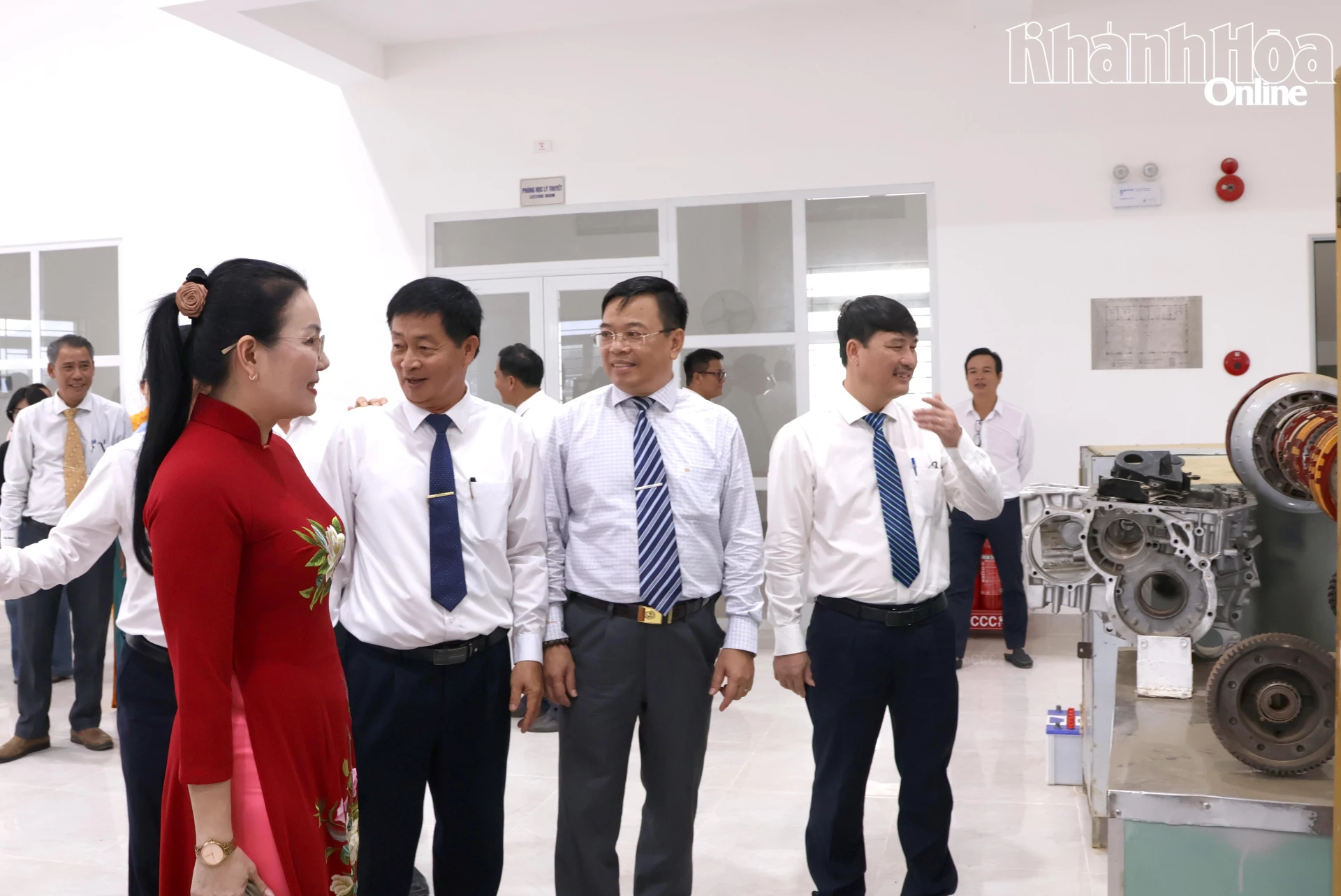 Các đại biểu tham quan phòng học mới.