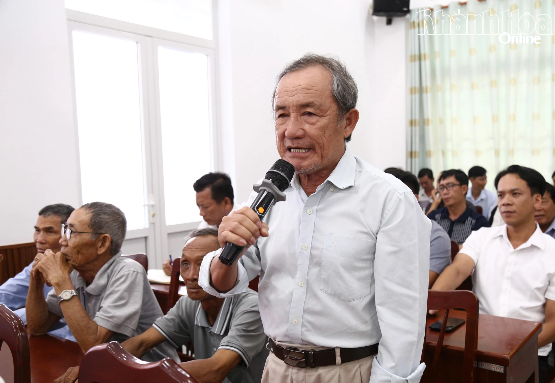 Cử tri phường Ninh Chử nêu ý kiến, kiến nghị