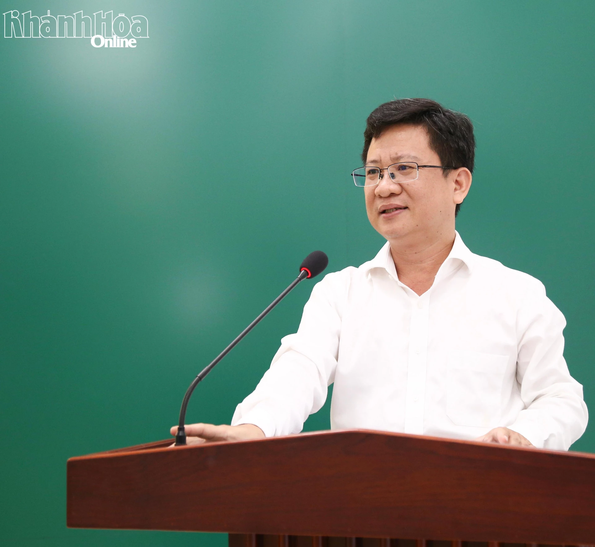 Lãnh đạo UBND phường Ninh Chử phát biểu làm rõ một số vấn đề cử tri nêu thuộc thẩm quyền giải quyết của địa phương