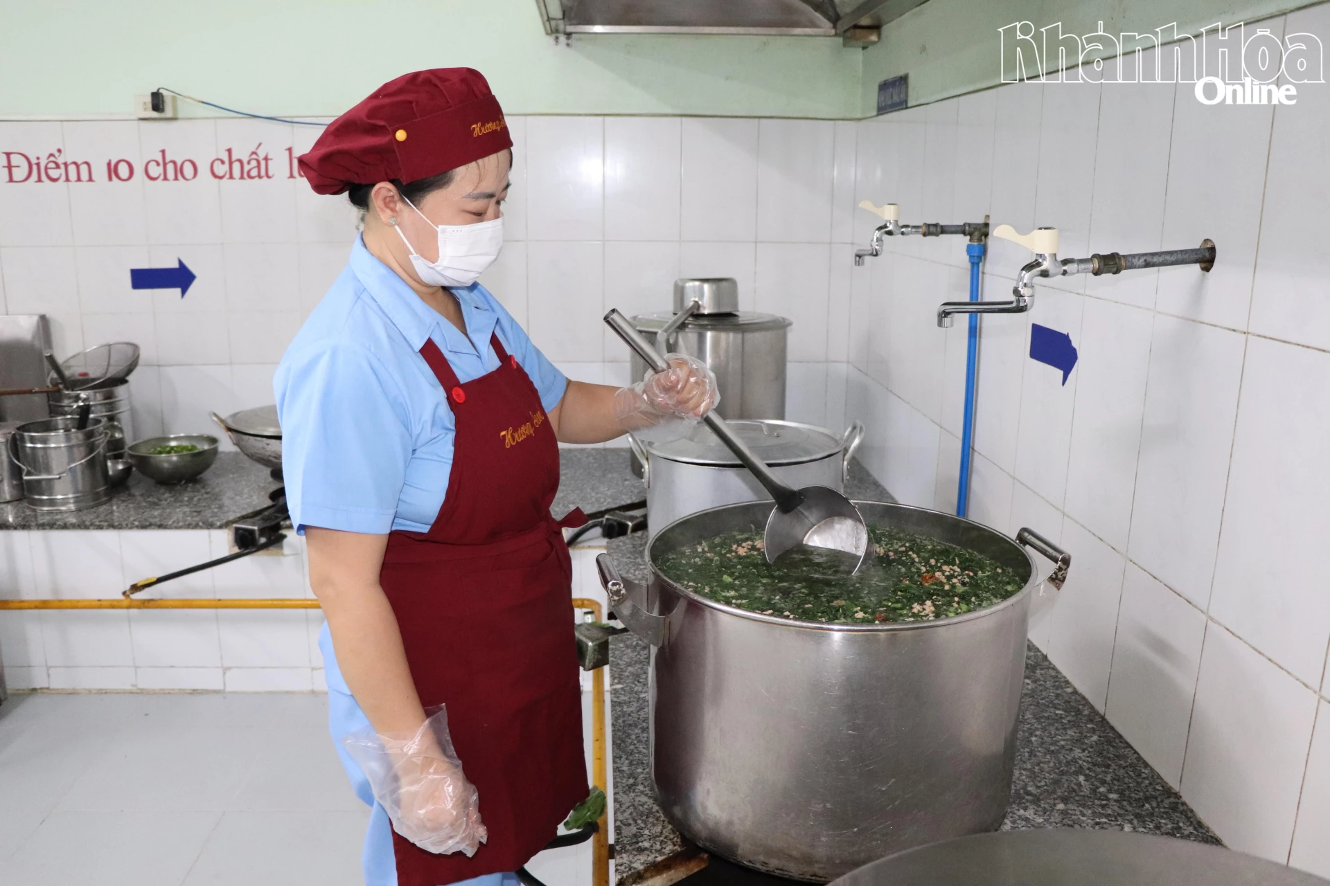 Nhân viên bếp ăn bán trú Trường Mầm non Nha Trang chuẩn bị bữa ăn cho trẻ.