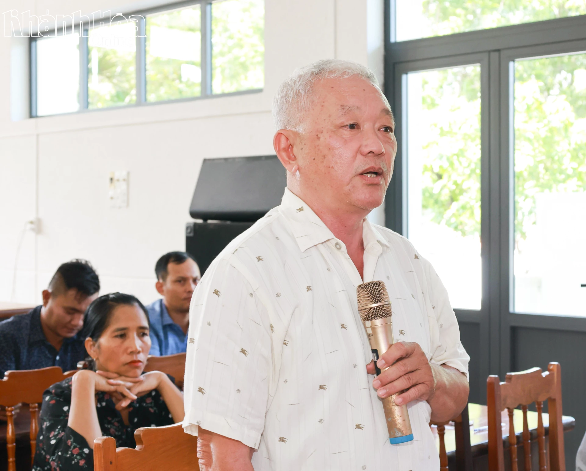 Cử tri xã Bác Ái Đông kiến nghị tại buổi tiếp xúc.