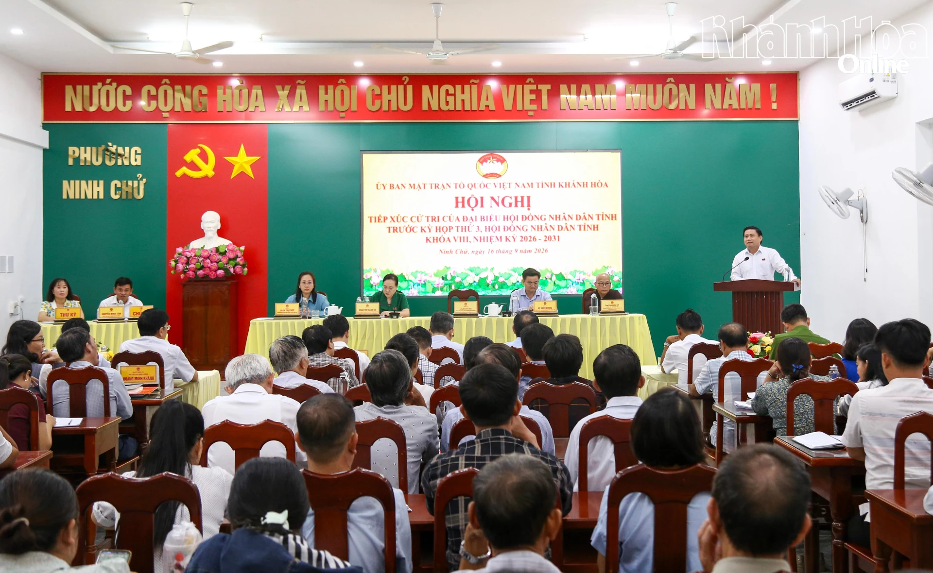 Quang cảnh tại buổi tiếp xúc cử tri tại phường Ninh Chử