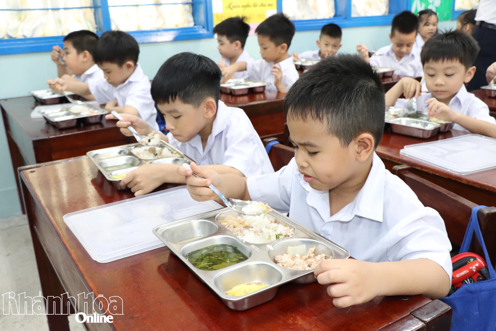 Học sinh Trường Tiểu học Nha Trang ăn cơm bán trú.