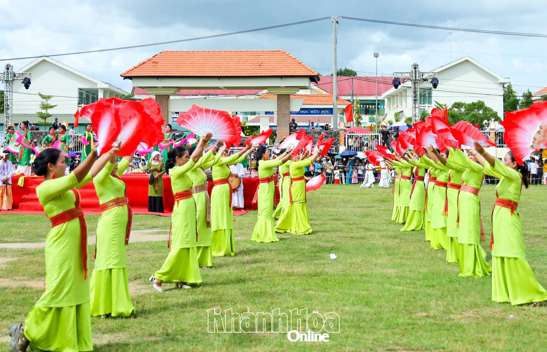Người dân thôn Hữu Đức, xã Phước Hữu biểu diễn văn nghệ trong Lễ hội Katê năm 2025. Ảnh: N.T