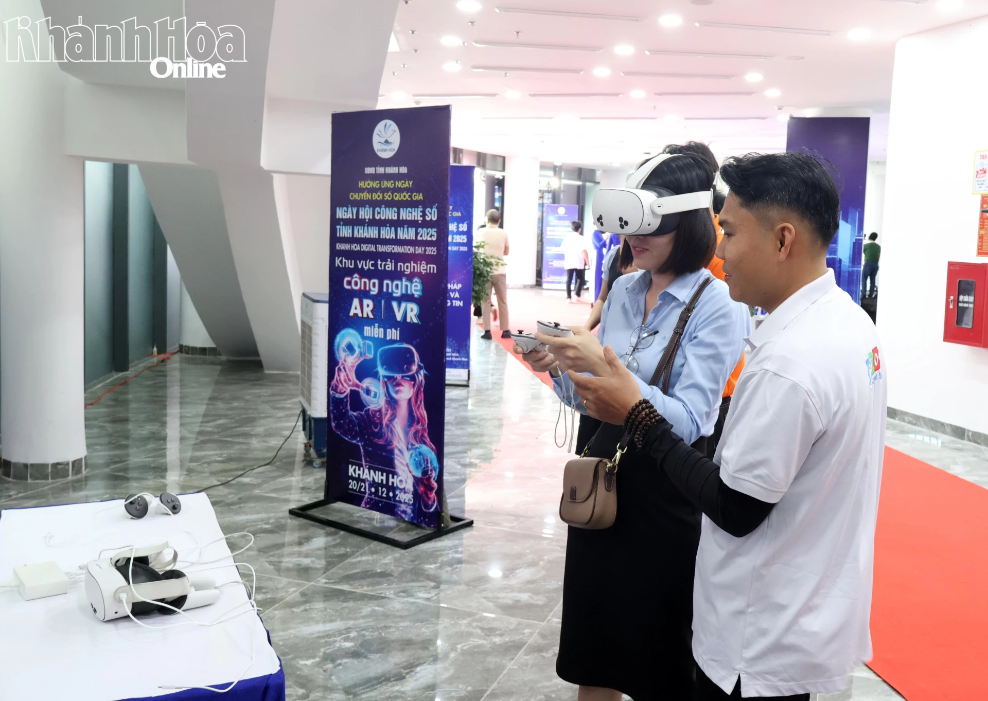 Người dân trải nghiệm công nghệ thực tế ảo tại Ngày hội Công nghệ số tỉnh Khánh Hòa năm 2025.