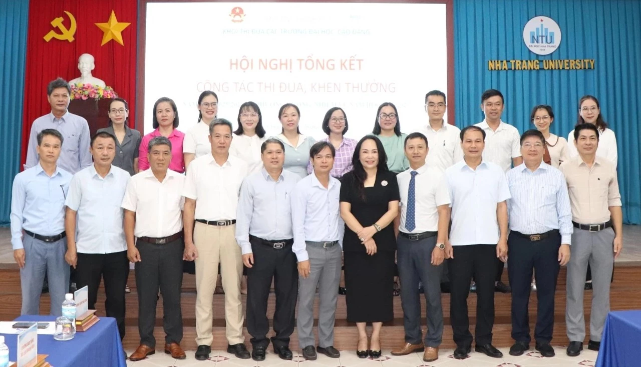 Các đại biểu chụp ảnh lưu niệm tại hội nghị.