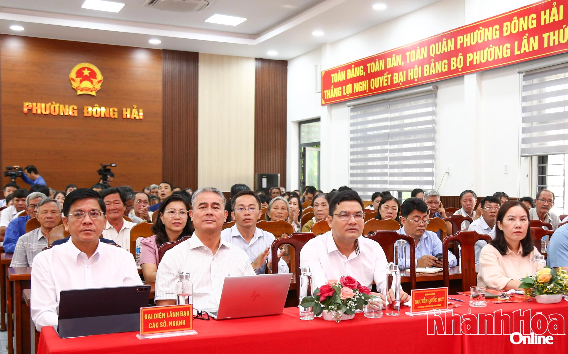 Các đại biểu và cử tri tham dự buổi tiếp xúc.