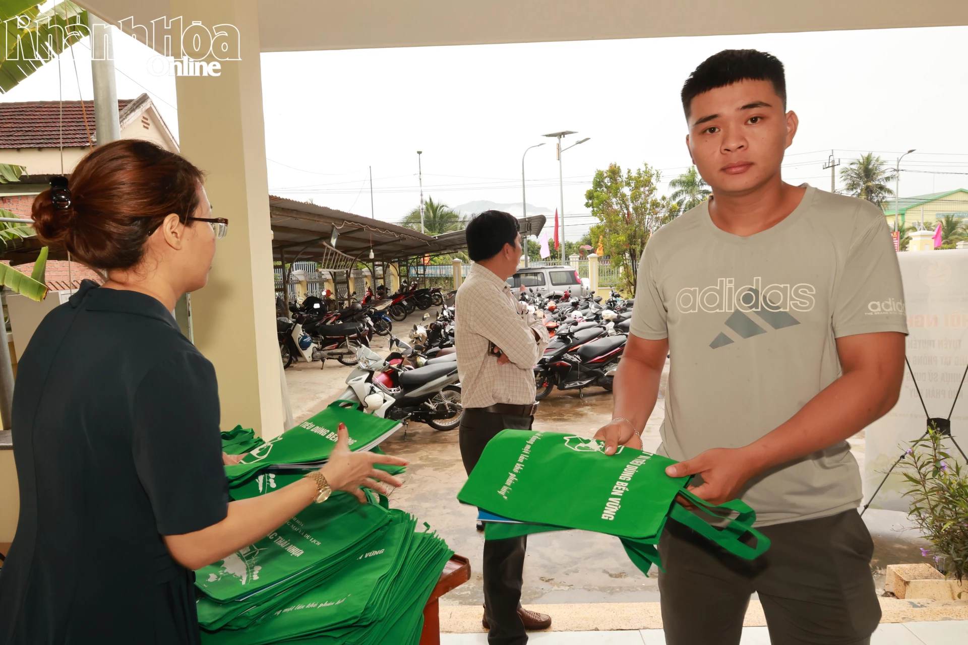 Phát tặng túi bằng vật liệu thân thiện với môi trường cho người dân xã Diên Điền.