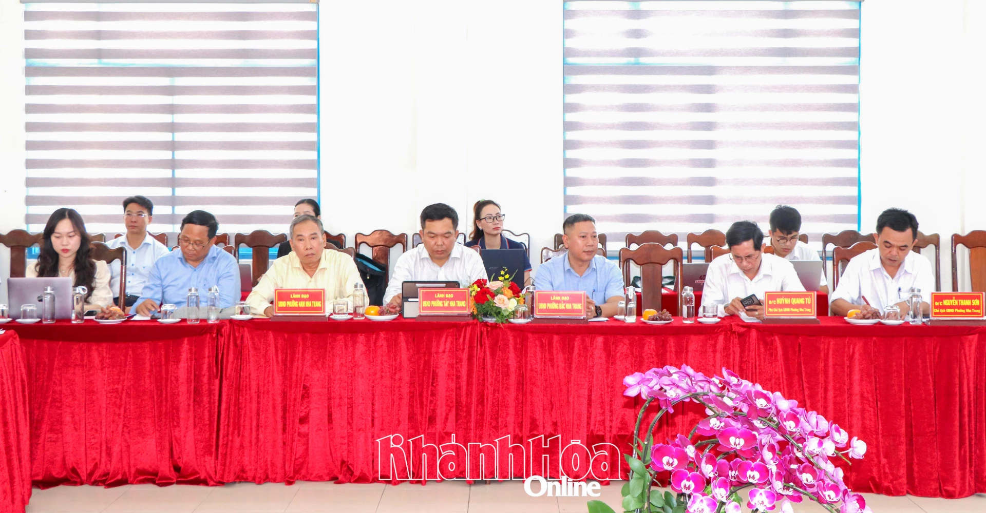 Lãnh đạo UBND các phường khu vực Nha Trang tham dự buổi làm việc.