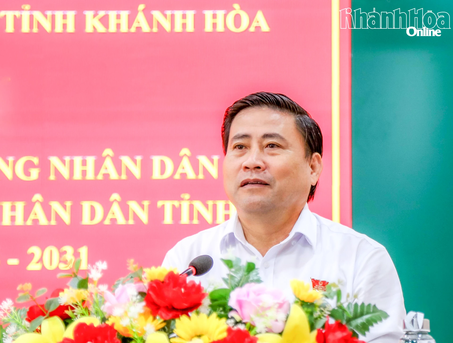 Đồng chí Lâm Đông phát biểu tại buổi tiếp xúc cử tri.