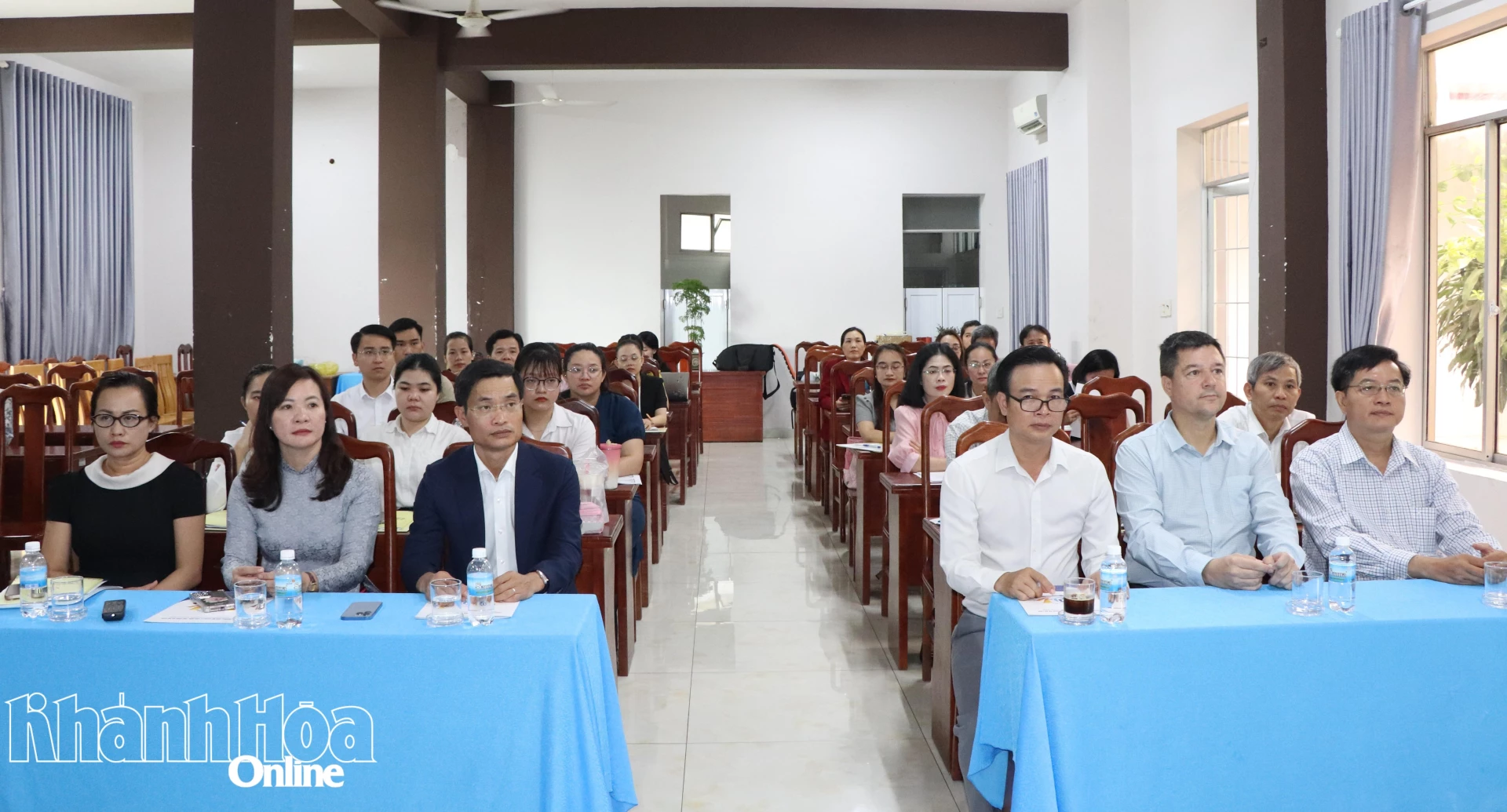 Các đại biểu và học viên tham dự lễ khai giảng lớp bồi dưỡng.