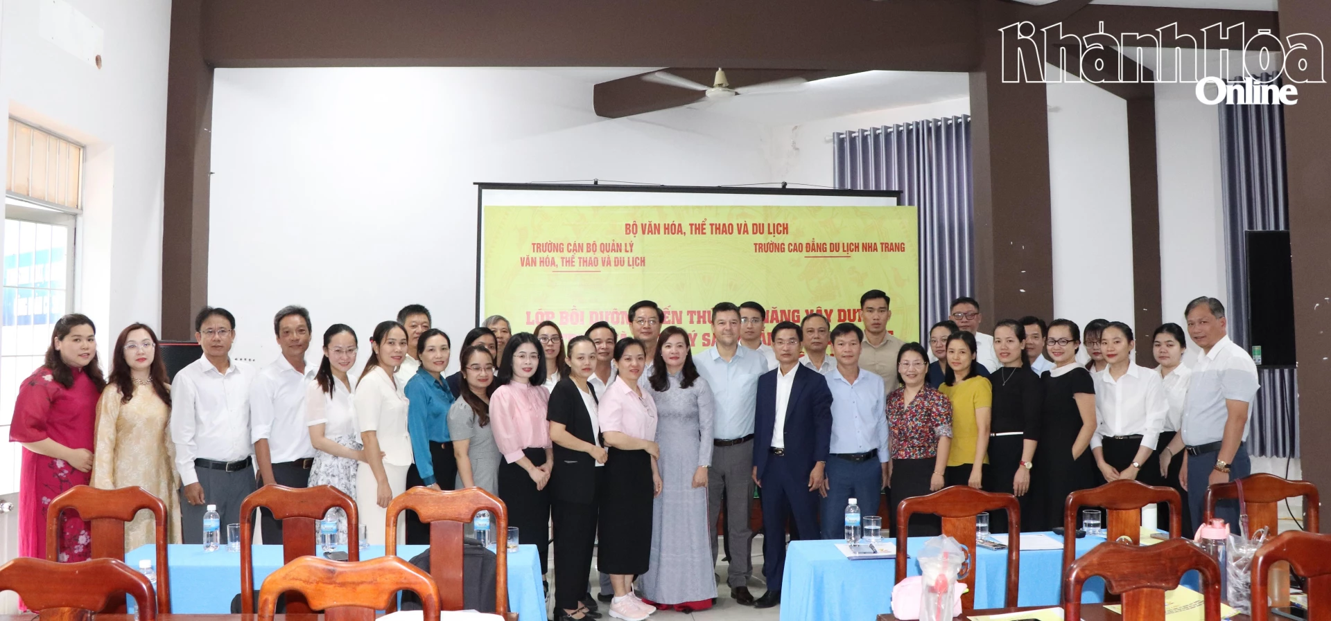 Các đại biểu và học viên chụp ảnh lưu niệm lễ khai giảng lớp bồi dưỡng.