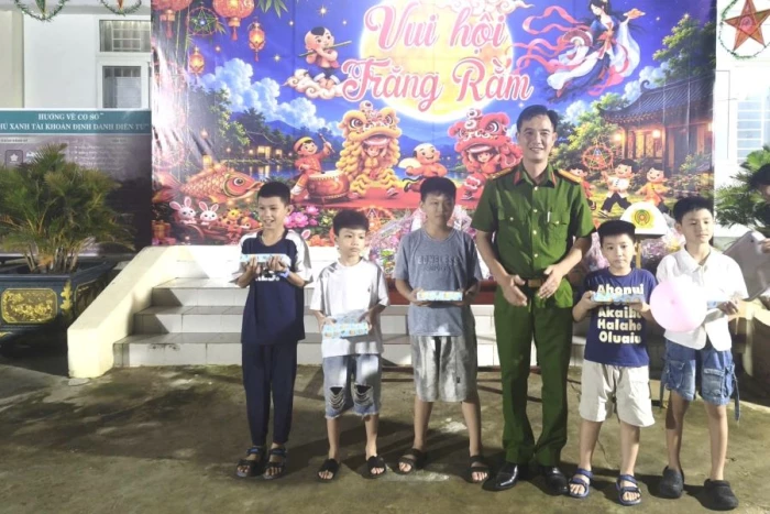 Công an xã Phước Hậu tổ chức chương trình Trung thu cho thiếu nhi