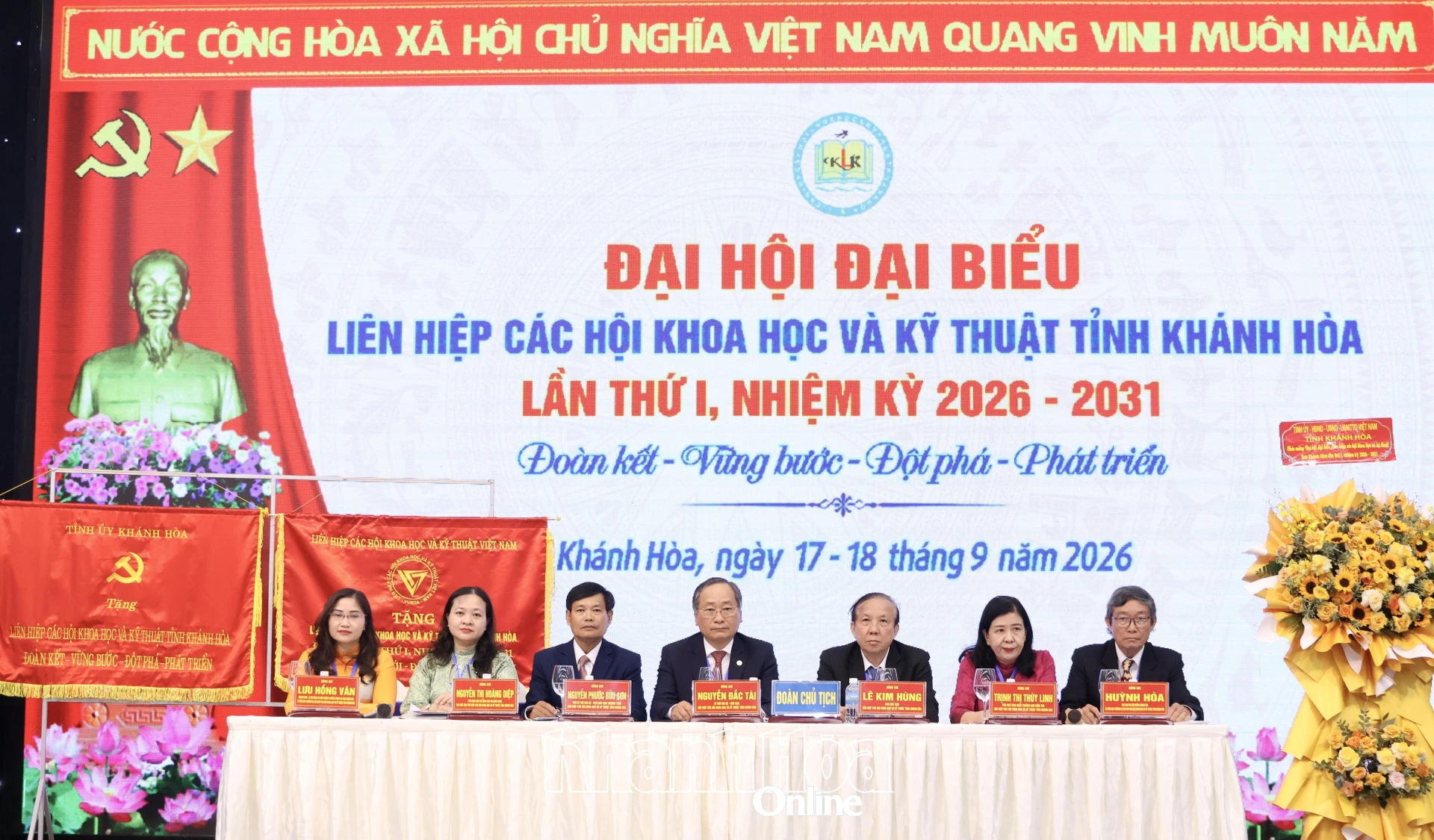 Đoàn Chủ tịch điều hành đại hội.