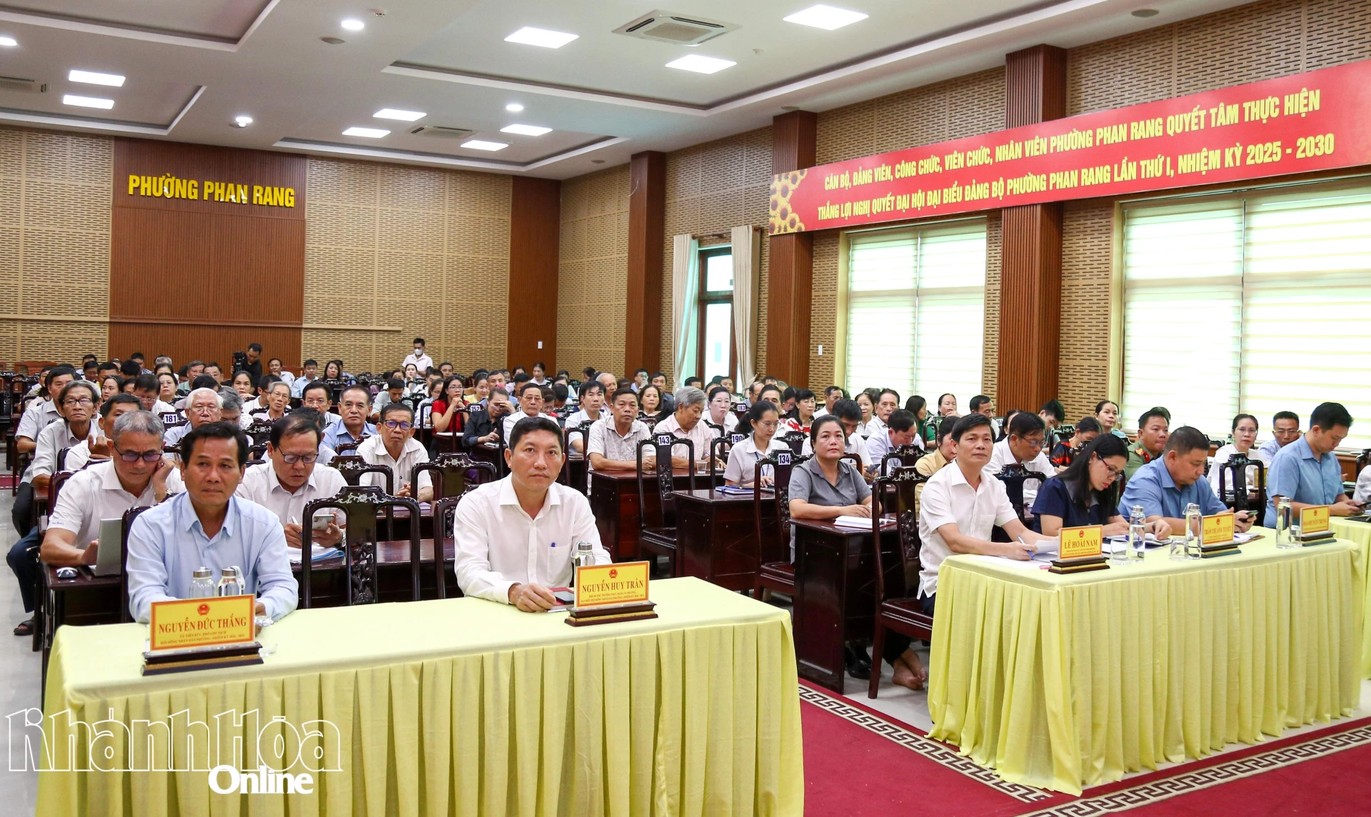 Các đại biểu và cử tri phường Phan Rang tham dự buổi tiếp xúc với Đại biểu HĐND tỉnh.