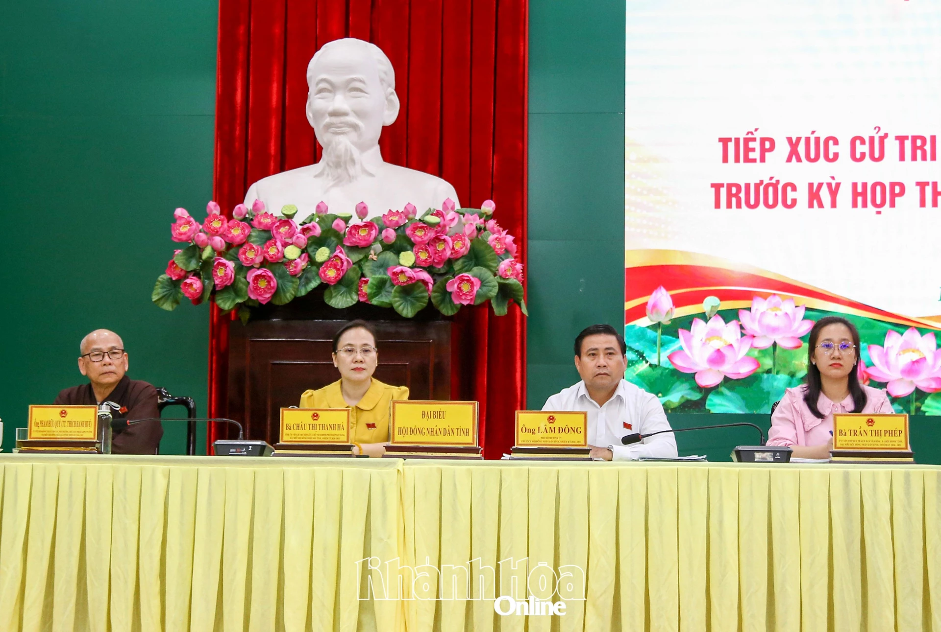 Đồng chí Lâm Đông và các đại biểu HĐND tỉnh tiếp xúc cử tri phường Phan Rang.