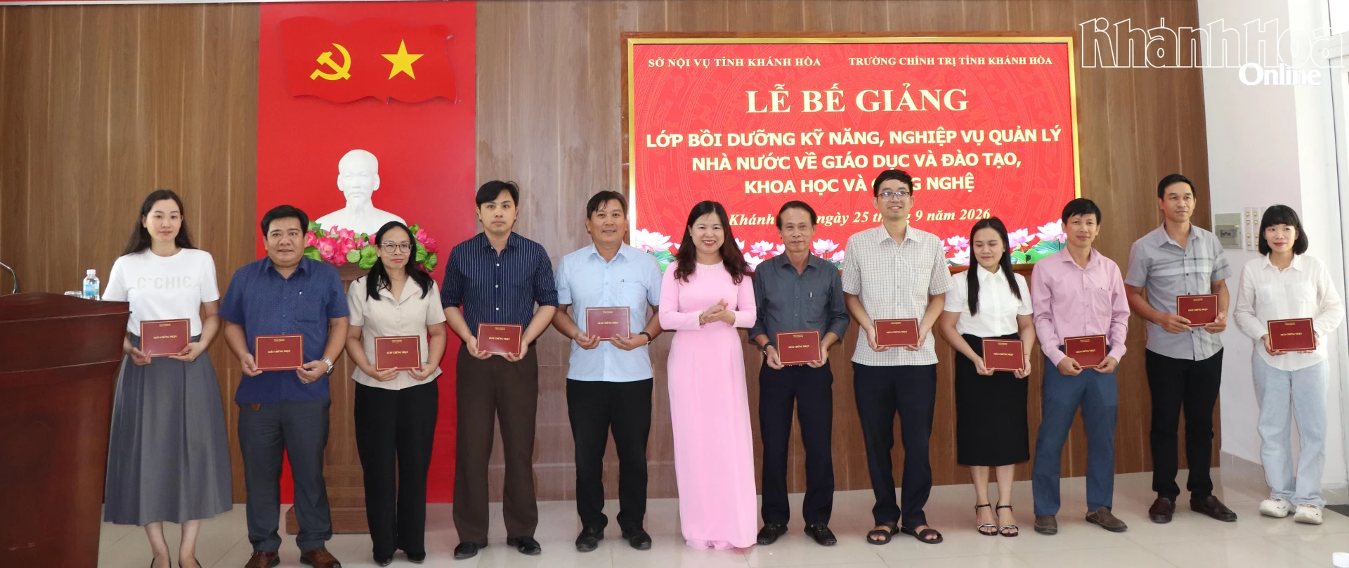 Lãnh đạo Trường Chính trị tỉnh trao giấy chứng nhận hoàn thành chương trình bồi dưỡng cho học viên.