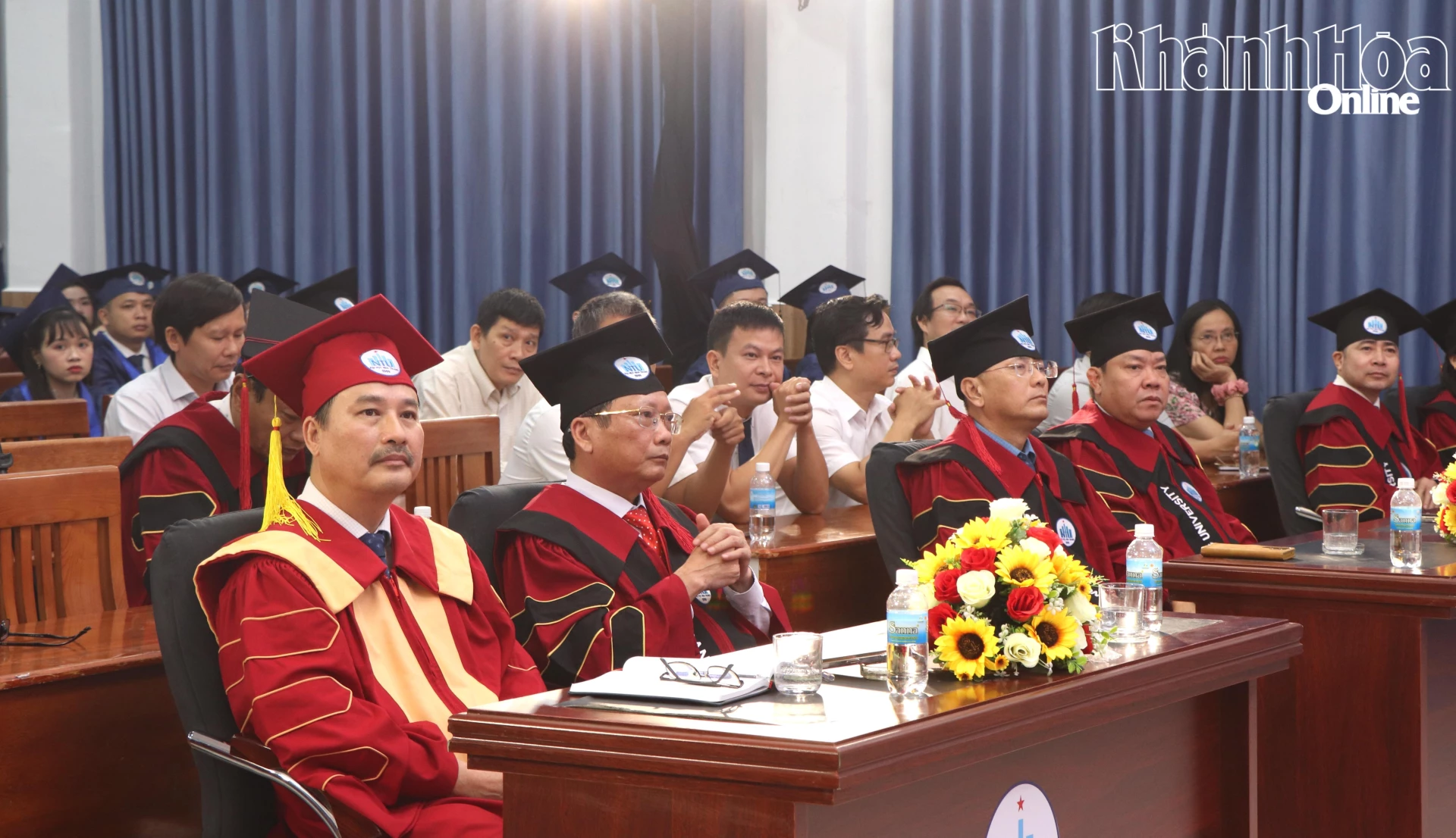 Lãnh đạo Trường Đại học Nha Trang và các đại biểu tham dự lễ tốt nghiệp.