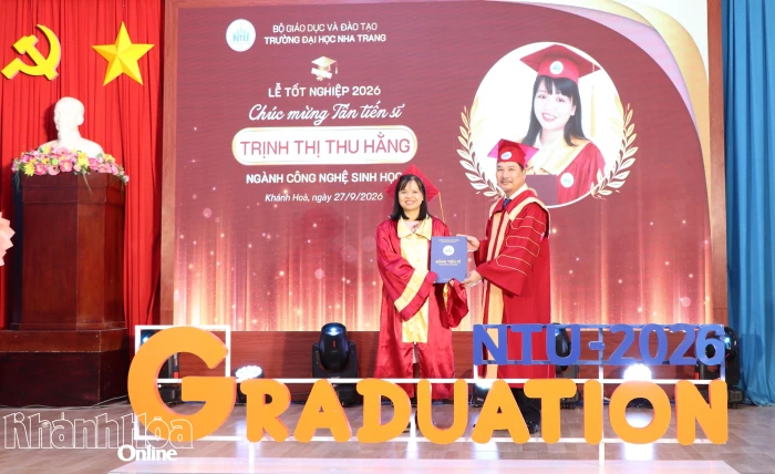 Trường Đại học Nha Trang trao bằng tốt nghiệp cho 3 tiến sĩ và 102 thạc sĩ