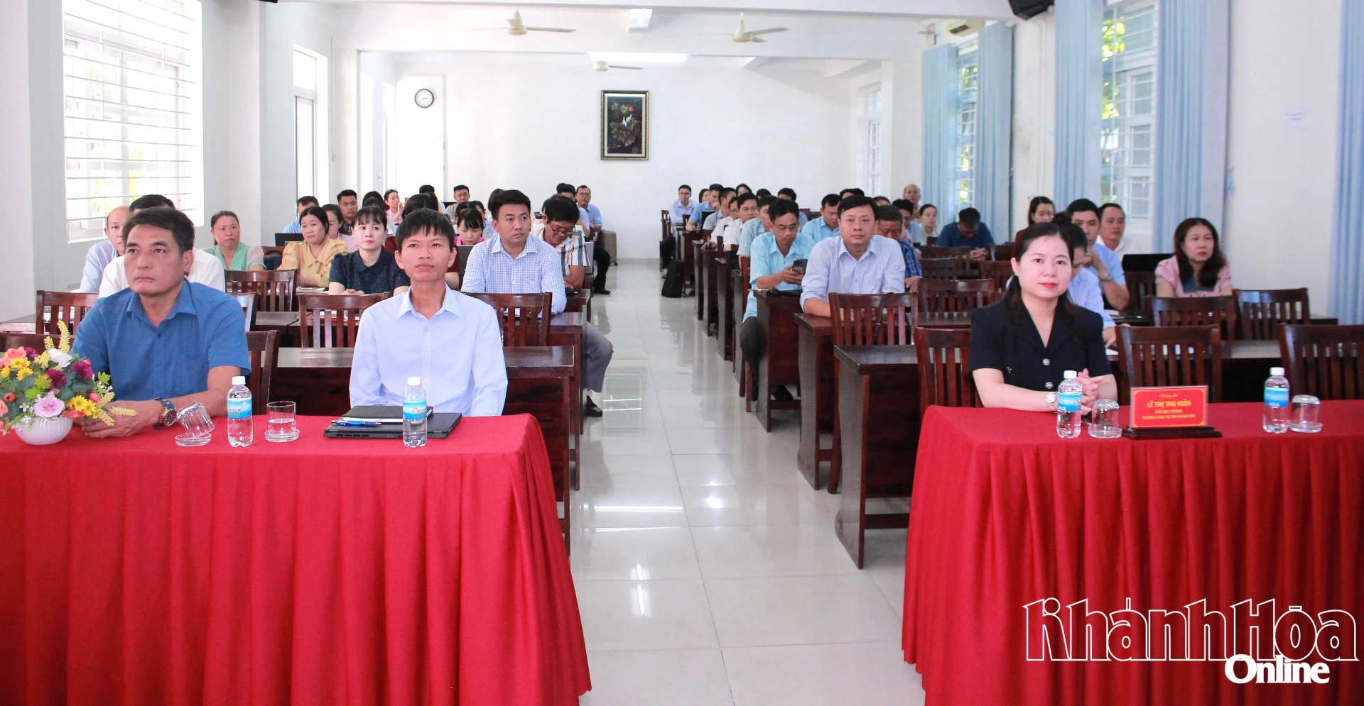 Các đại biểu và học viên dự lễ khai giảng.