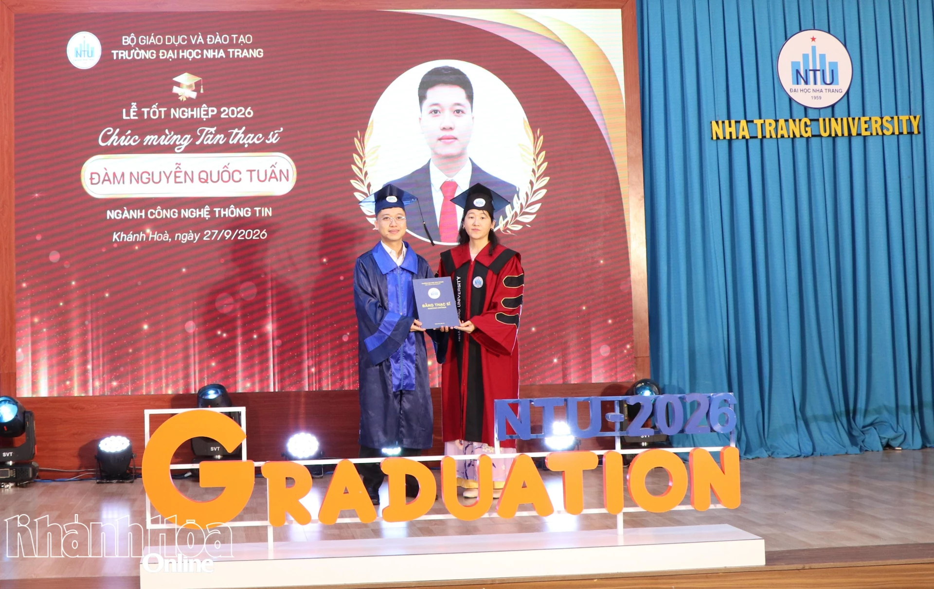 Đại diện nhà trường trao bằng tốt nghiệp cho tân thạc sĩ.