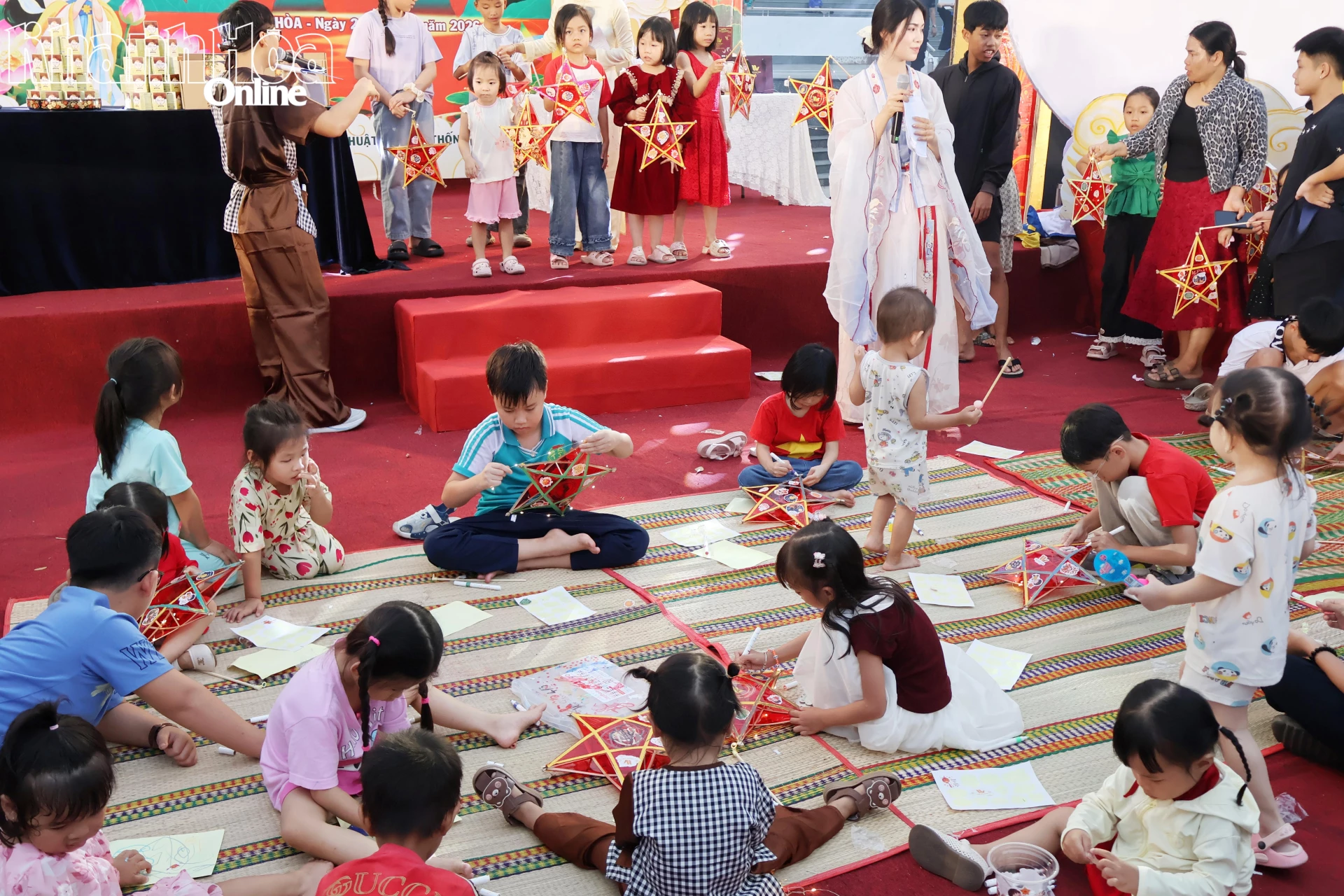 Hội thi trang trí lồng đèn thu hút nhiều thiếu nhi tham gia.